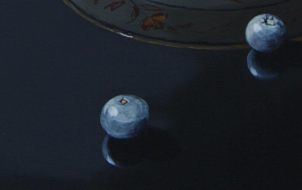 When you look at this painting ''Imari with Blueberries'' by Dutch artist Sasja Wagenaar (1959) from a distance you see a perfectly painted image, but up close a generous paint streak is visible. She has a unique way of applying shadow and light