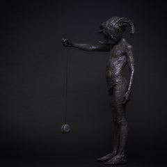 „Puck“ Zeitgenössische Bronzeskulptur eines Jungen mit Yoyo und Maske mit Hörnern