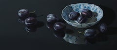 nature morte contemporaine en porcelaine avec fruits:: prunes