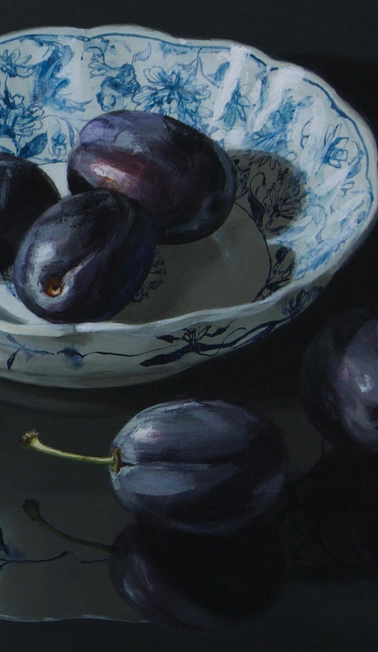 When you look at this painting ''Plums'' by Dutch artist Sasja Wagenaar (1959) from a distance you see a perfectly painted image, but up close a generous paint streak is visible. She has a unique way of applying shadow and light effects in her