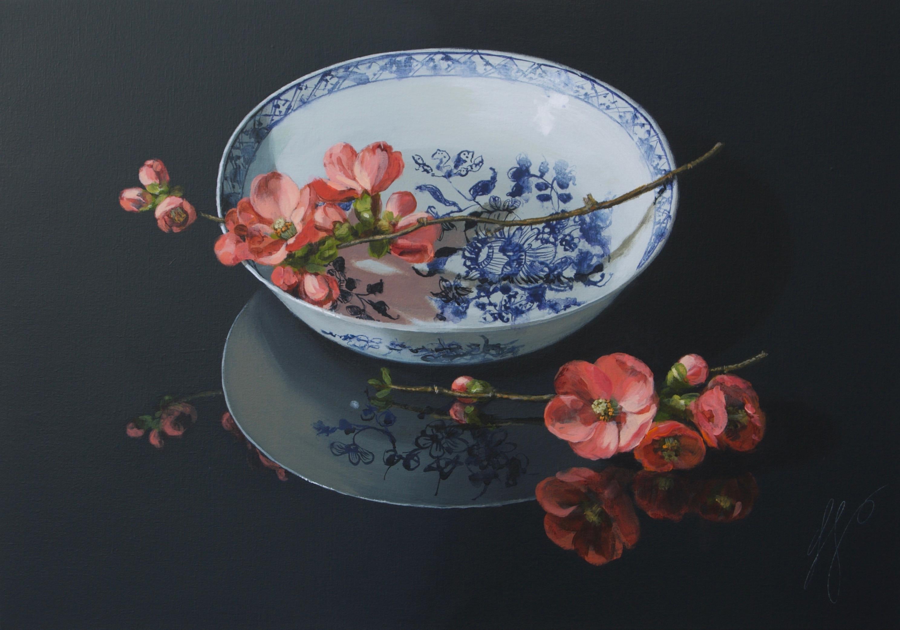 When you look at this painting "Pink Quince on a Plate (dark)" by Dutch artist Sasja Wagenaar (1959) from a distance you see a perfectly painted image, but up close a generous paint streak is visible. She has a unique way of applying shadow and