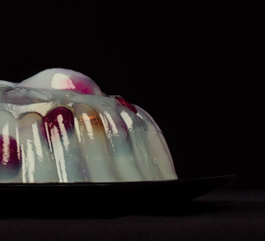 « Cherries » - Nature morte contemporaine néerlandaise d'un Pudding, photographie - Photograph de Ursula van de Bunte
