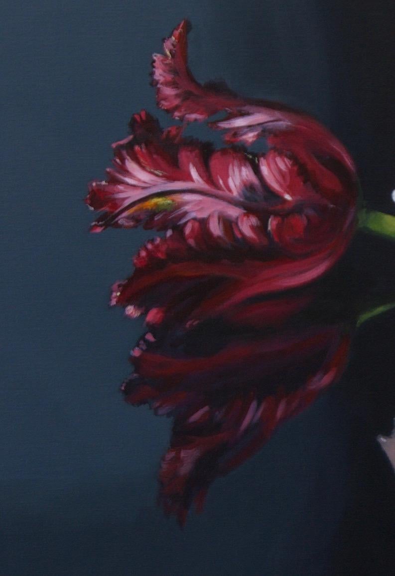 „Crowfoot and Tulip“, niederländisches zeitgenössisches Stillleben mit Blumen  – Painting von Sasja Wagenaar