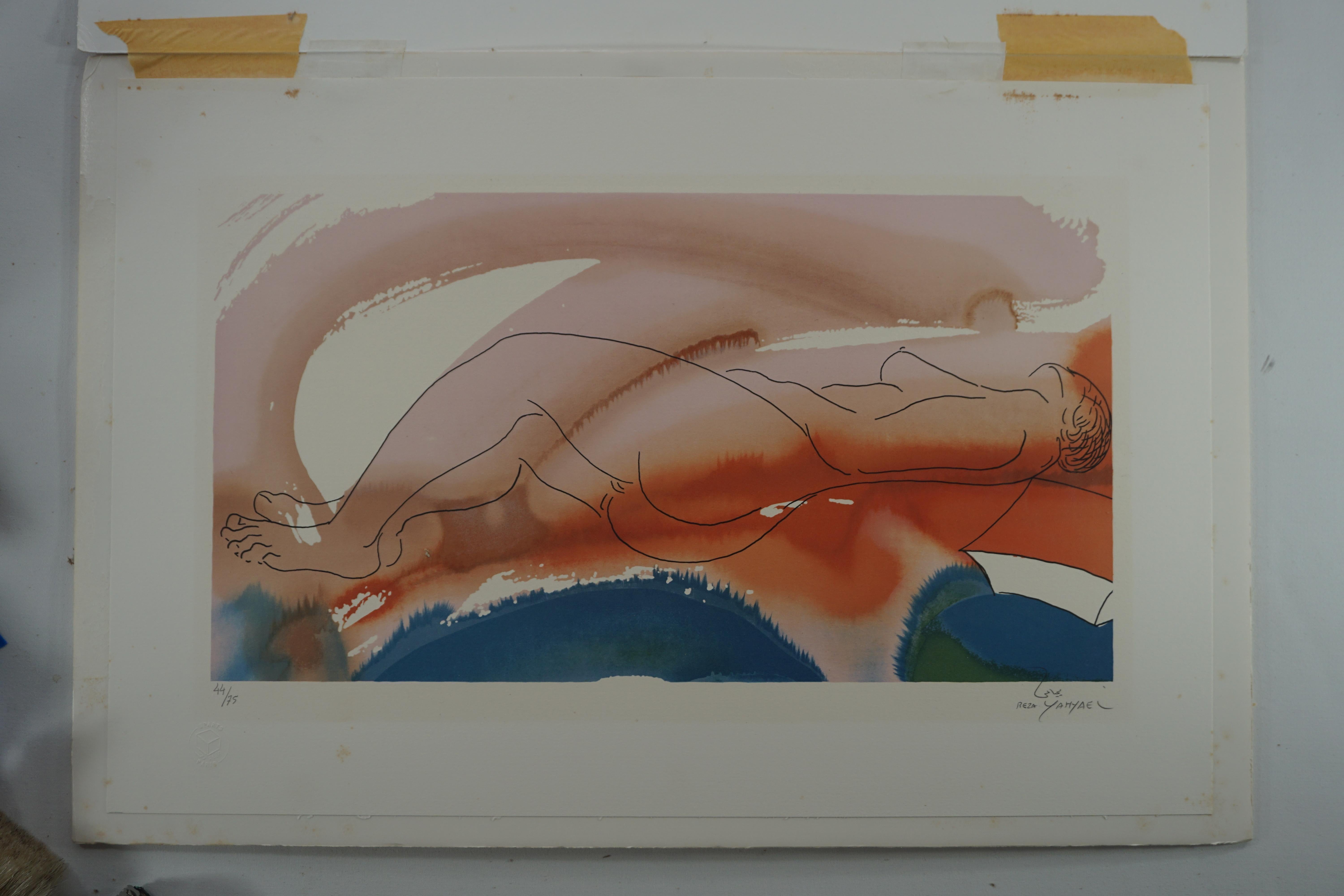 Reza Yahyaei (né en 1948, France).  Femme nue allongée sur fond de touches de couleurs vives.  Matisse aime la simplicité des lignes.  Une pièce très frappante, non encadrée mais dans un passe-partout de valeur marginale. Des couleurs vives et