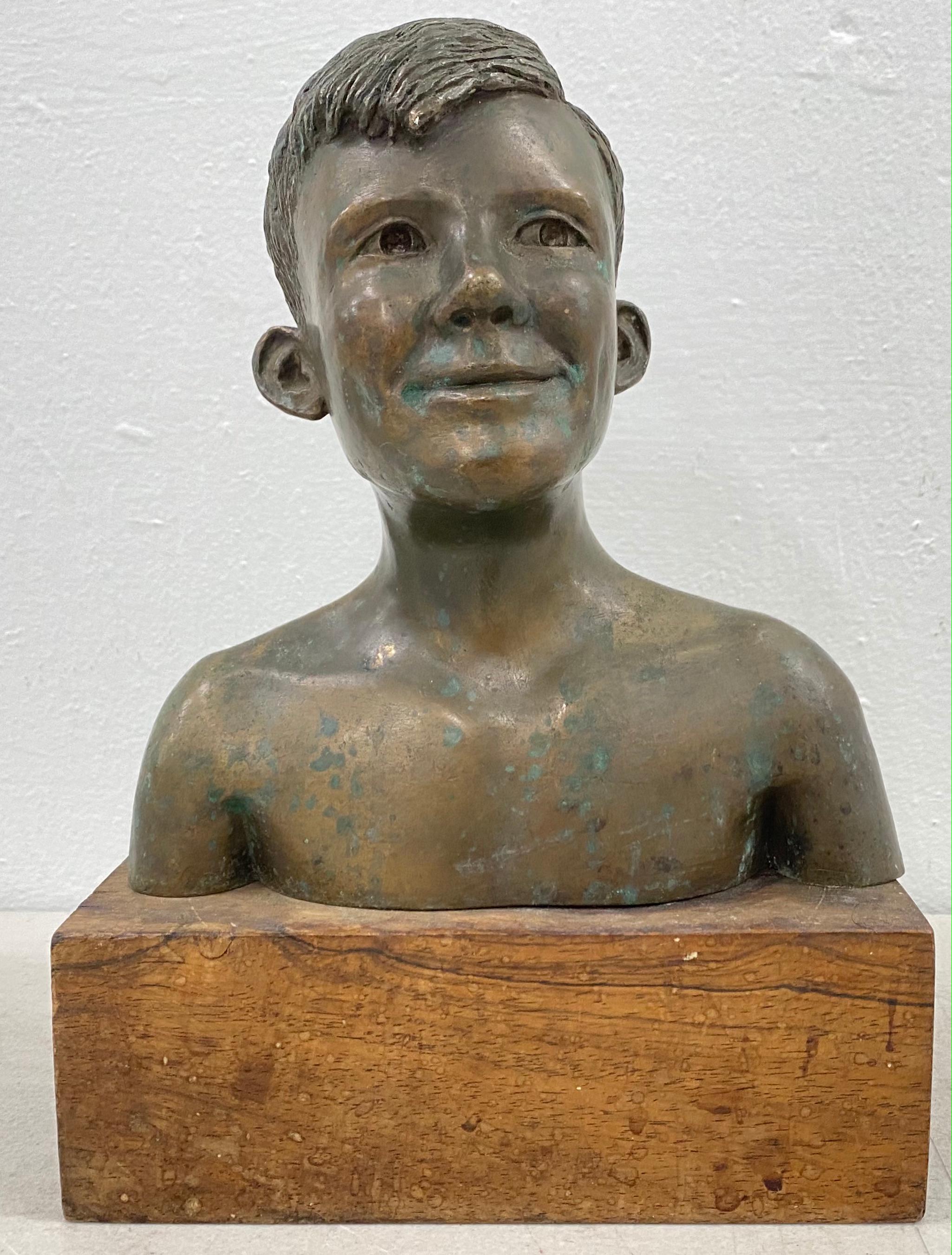 Rex Dietderich (Américain, 20ème siècle) "Frank, 14 ans" Sculpture originale en bronze C.1970

La base en noyer mesure 7" de largeur x 3,5" de profondeur x 2,5" de hauteur

Le buste en bronze mesure 7" de large x 4" de profondeur x 7.25' de