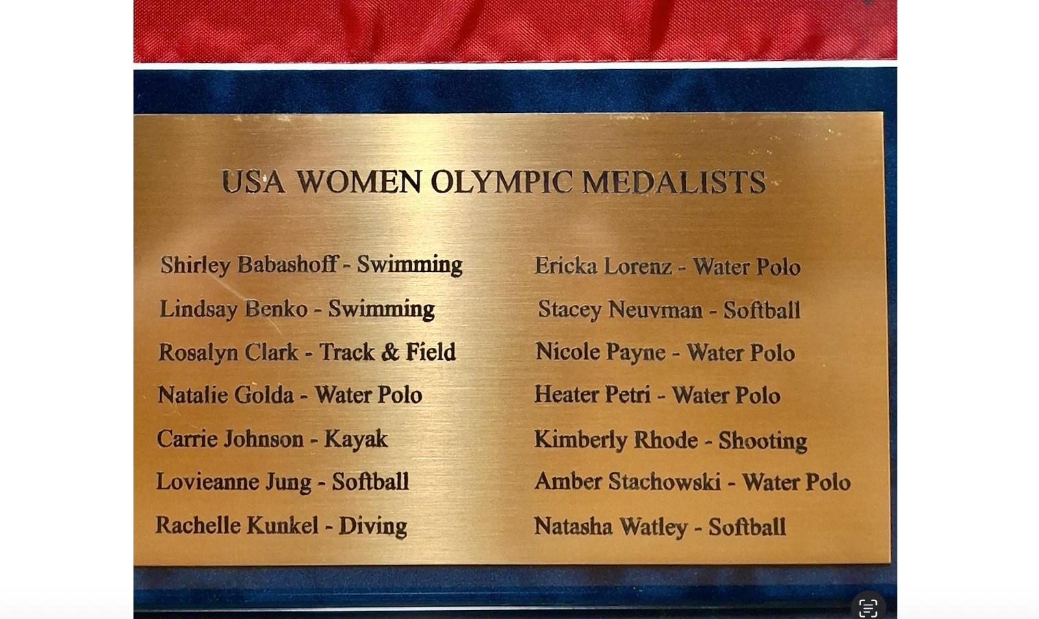 Cette pièce commémorative encadrée a été signée par des femmes qui ont remporté des succès sportifs de classe mondiale en tant que championnes olympiques. Ce drapeau ne se limite pas à un événement ou à un lieu d'une seule année, il célèbre la