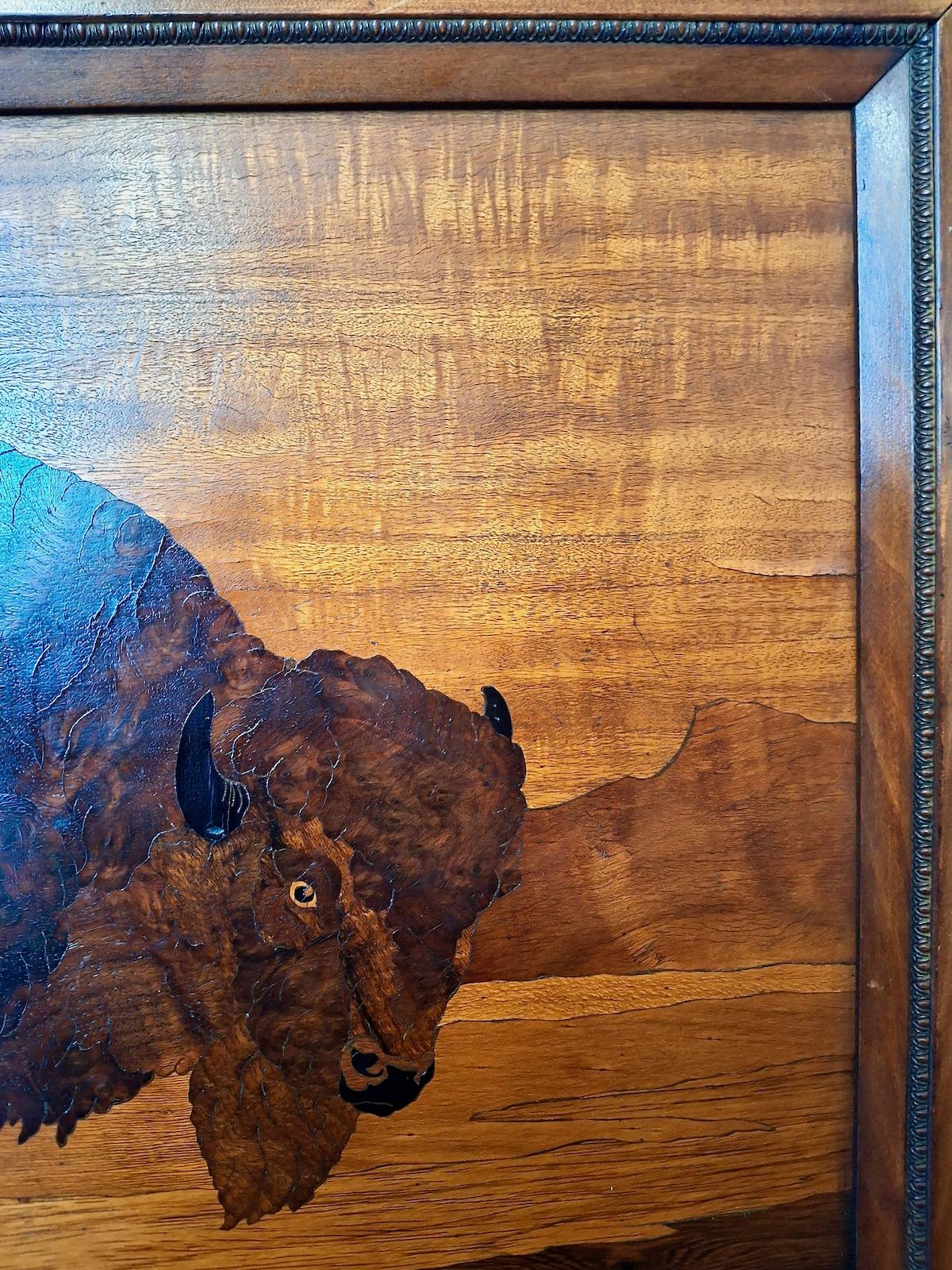 Nous vous proposons une tenture murale vintage en bois américain représentant un puissant bison. Si vous avez déjà rencontré un tel animal, peut-être à Yellowstone en train de vous regarder alors qu'il traverse devant votre voiture, ou même sur les