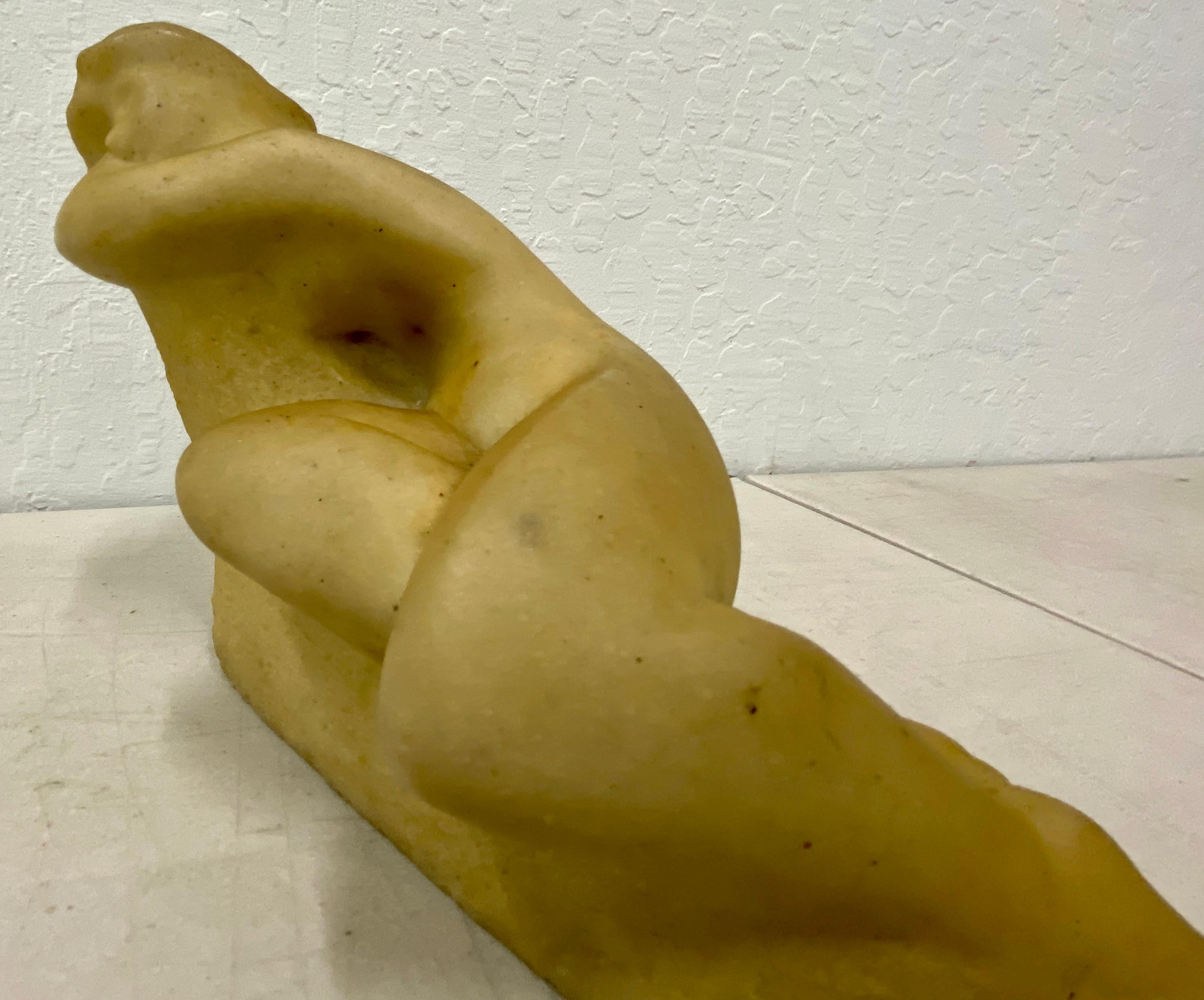 Vincent Glinsky - Sculpture d'un nu couché en albâtre, circa 1950 en vente 1