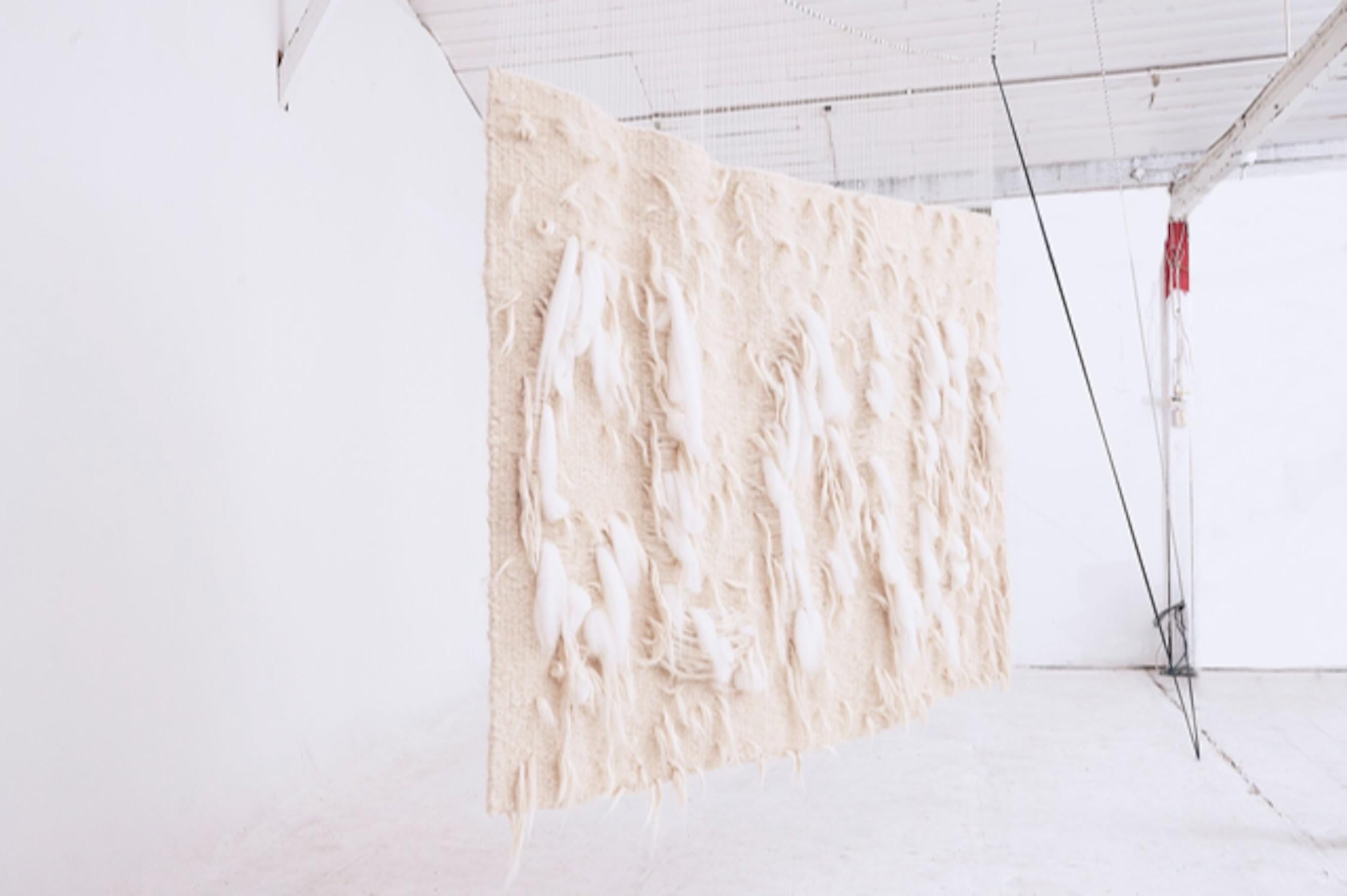 Textile tissé Cloud:: œuvre d'art murale contemporaine accrochée de Jedda-Daisy Culley 1