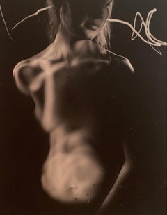 Photographie sur papier « Femme » encadrée 52"" x 42" 