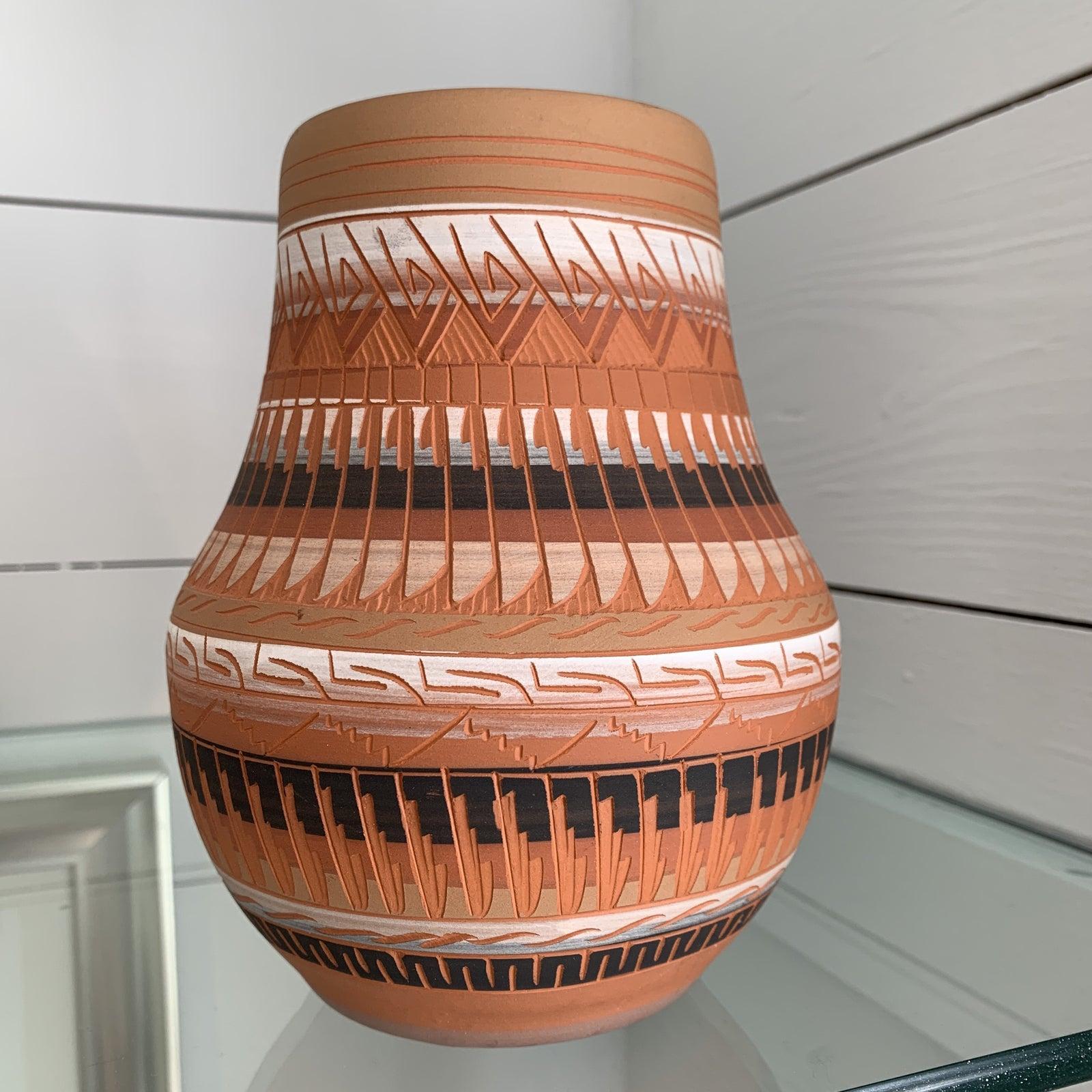 Navjo geschnitzte Keramikvase signiert – Sculpture von Agnes Woods