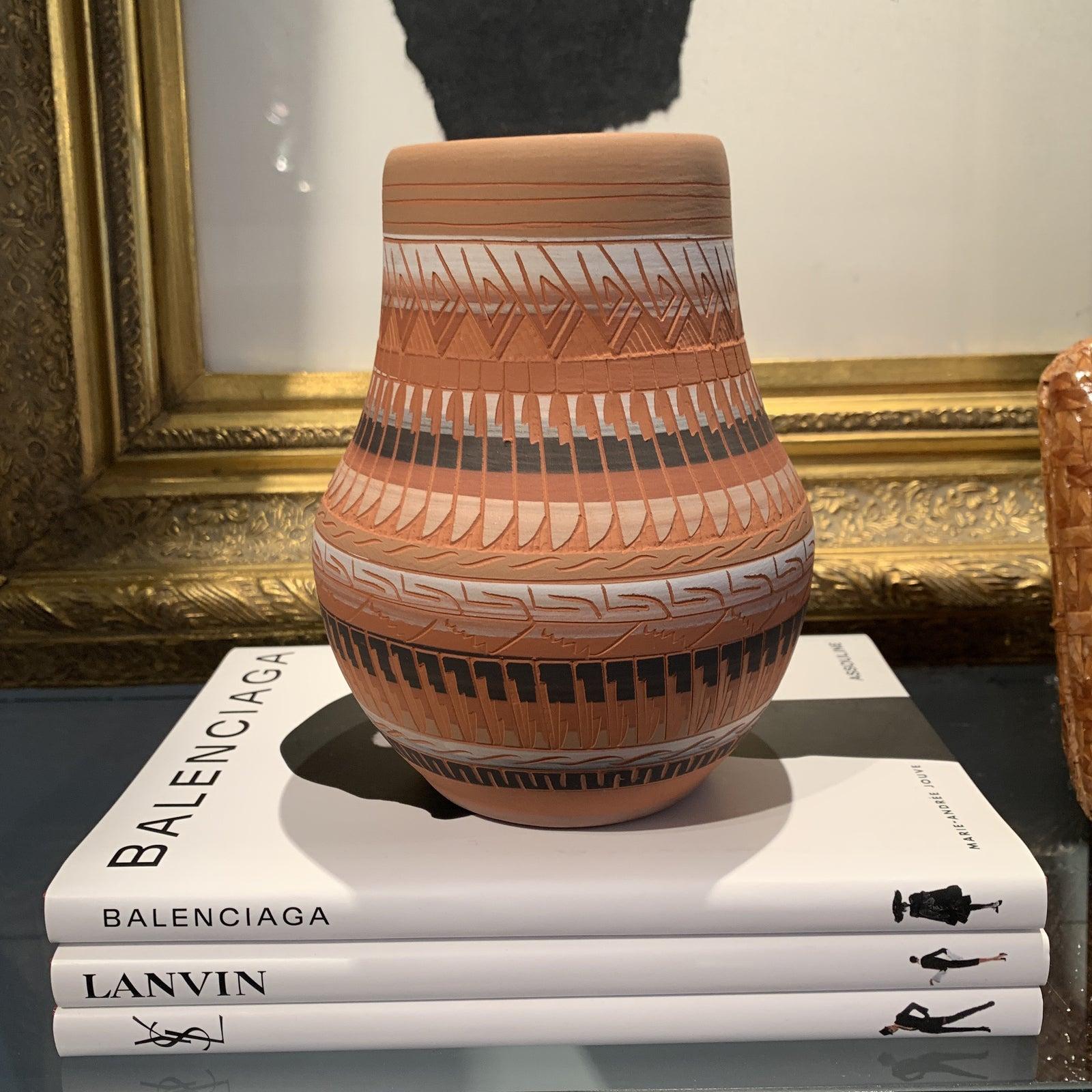 Navjo geschnitzte Keramikvase signiert (Volkskunst), Sculpture, von Agnes Woods