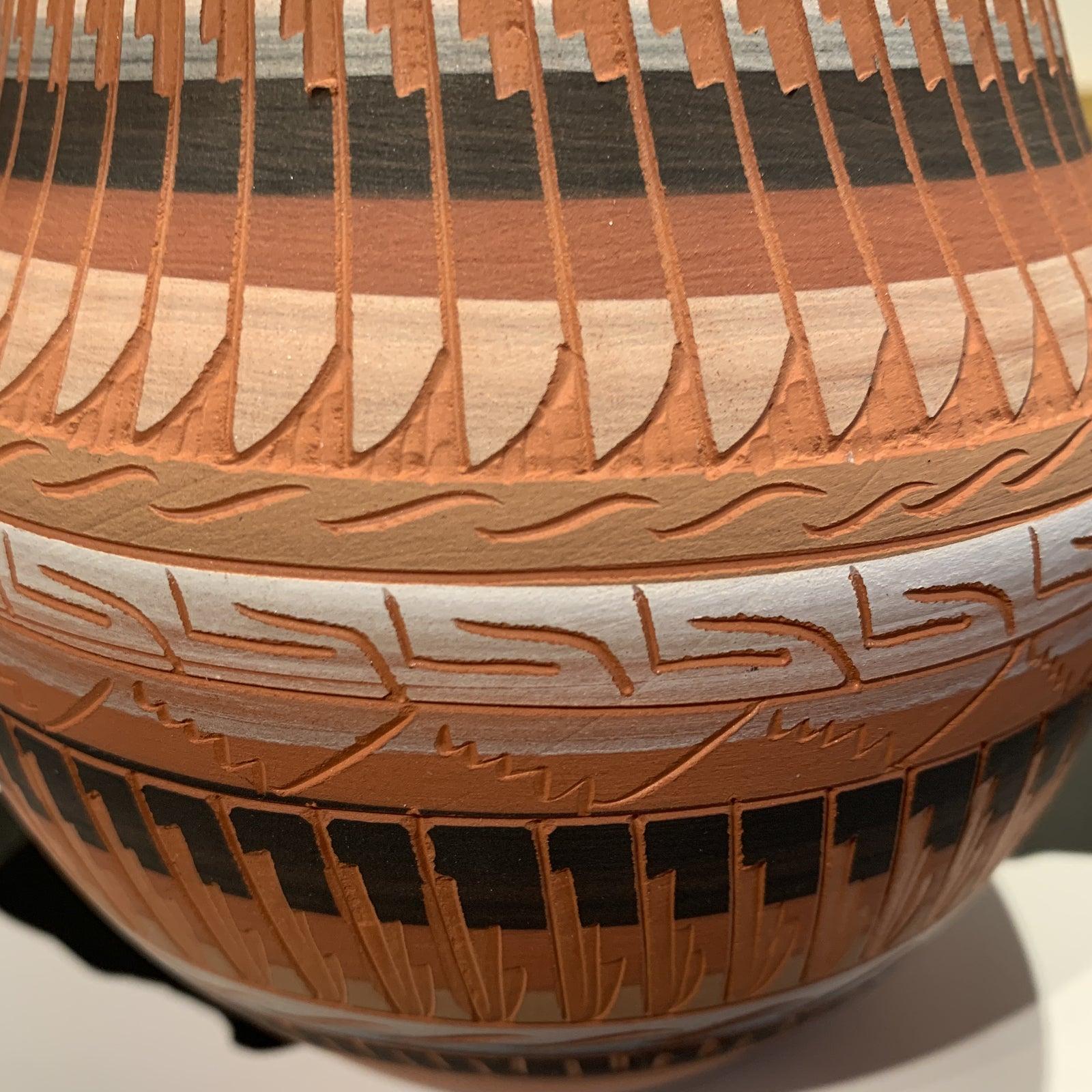 Navjo geschnitzte Keramikvase signiert (Braun), Abstract Sculpture, von Agnes Woods