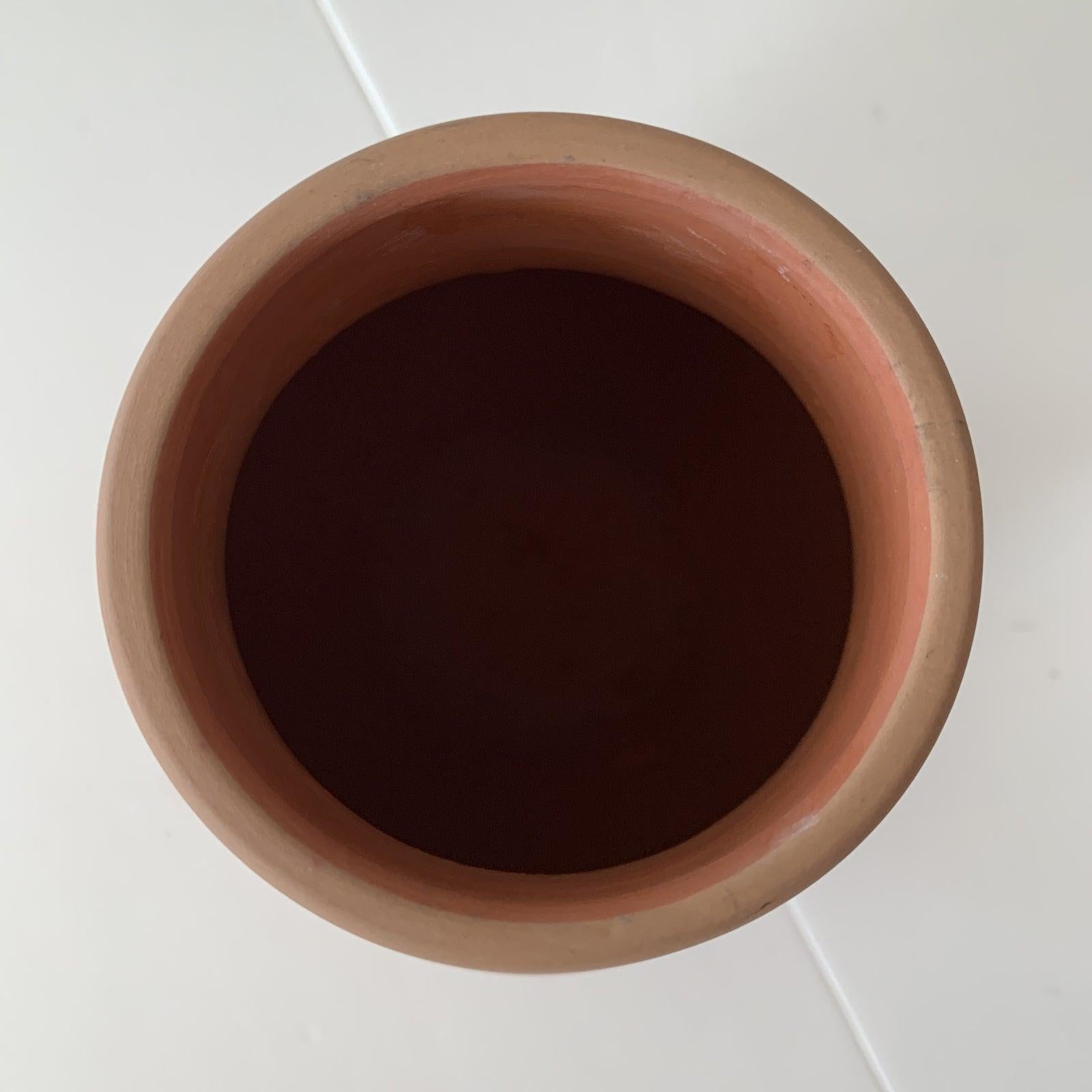 Bunt geschnitztes Navajo-Stück:: signiert von Agnes Woods – Terrakotta-Vase der amerikanischen Ureinwohner
1998
Ase mit geometrischen Merkmalen:: die auf der Außenfläche von Hand geätzt/eingeritzt sind.  Die Keramikvase ist unten von der Künstlerin