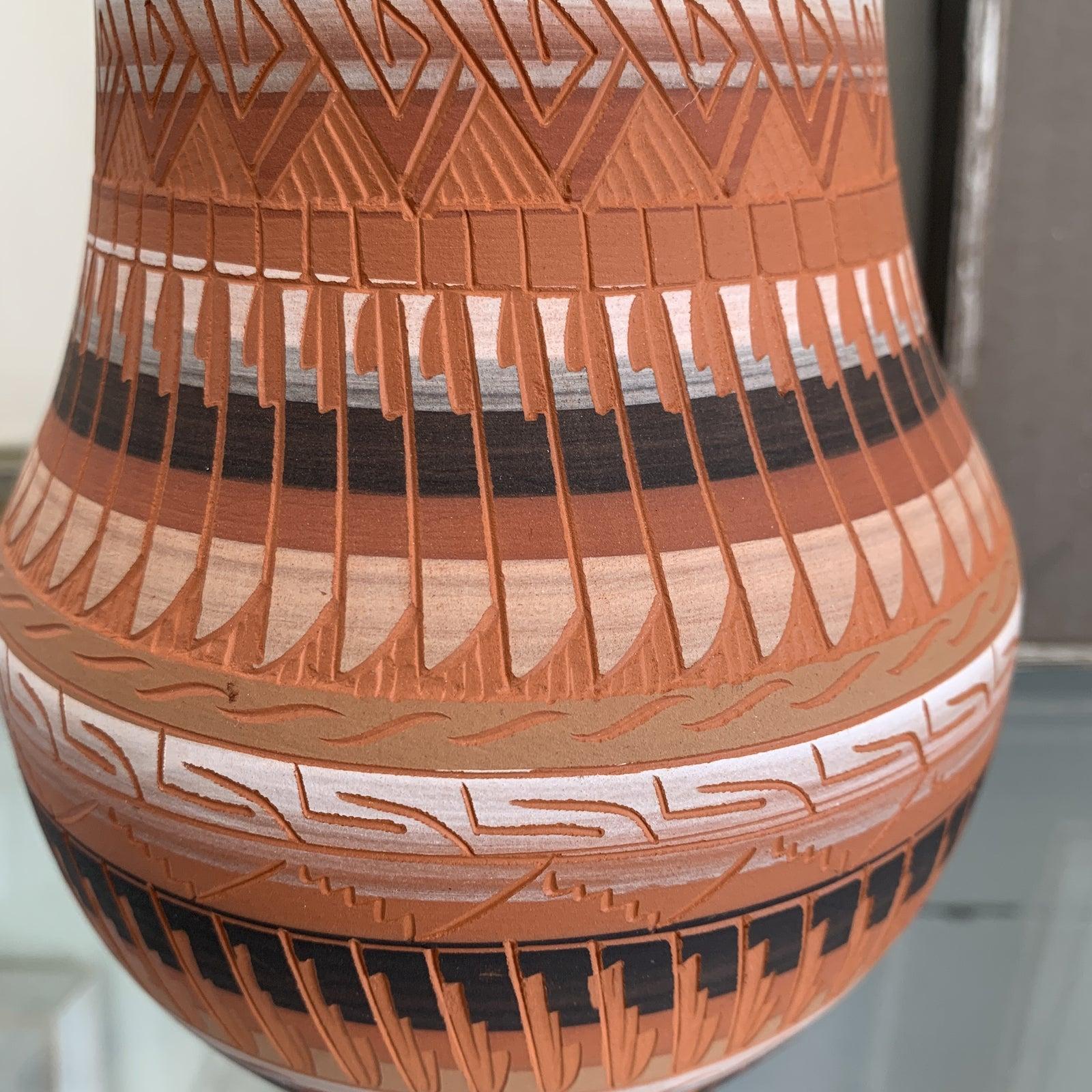 Navjo geschnitzte Keramikvase signiert 2