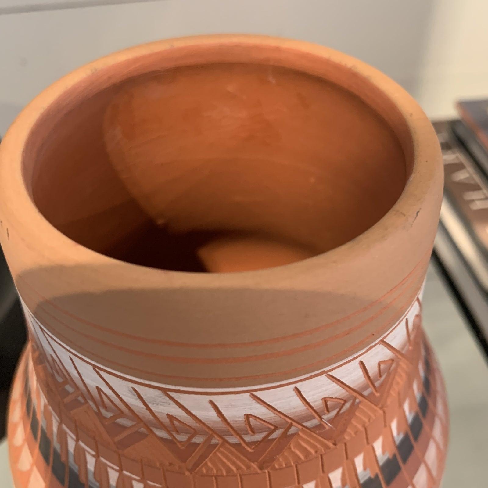 Navjo geschnitzte Keramikvase signiert 3