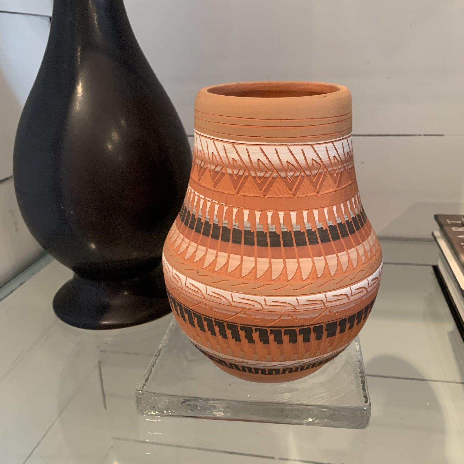 Navjo geschnitzte Keramikvase signiert 4