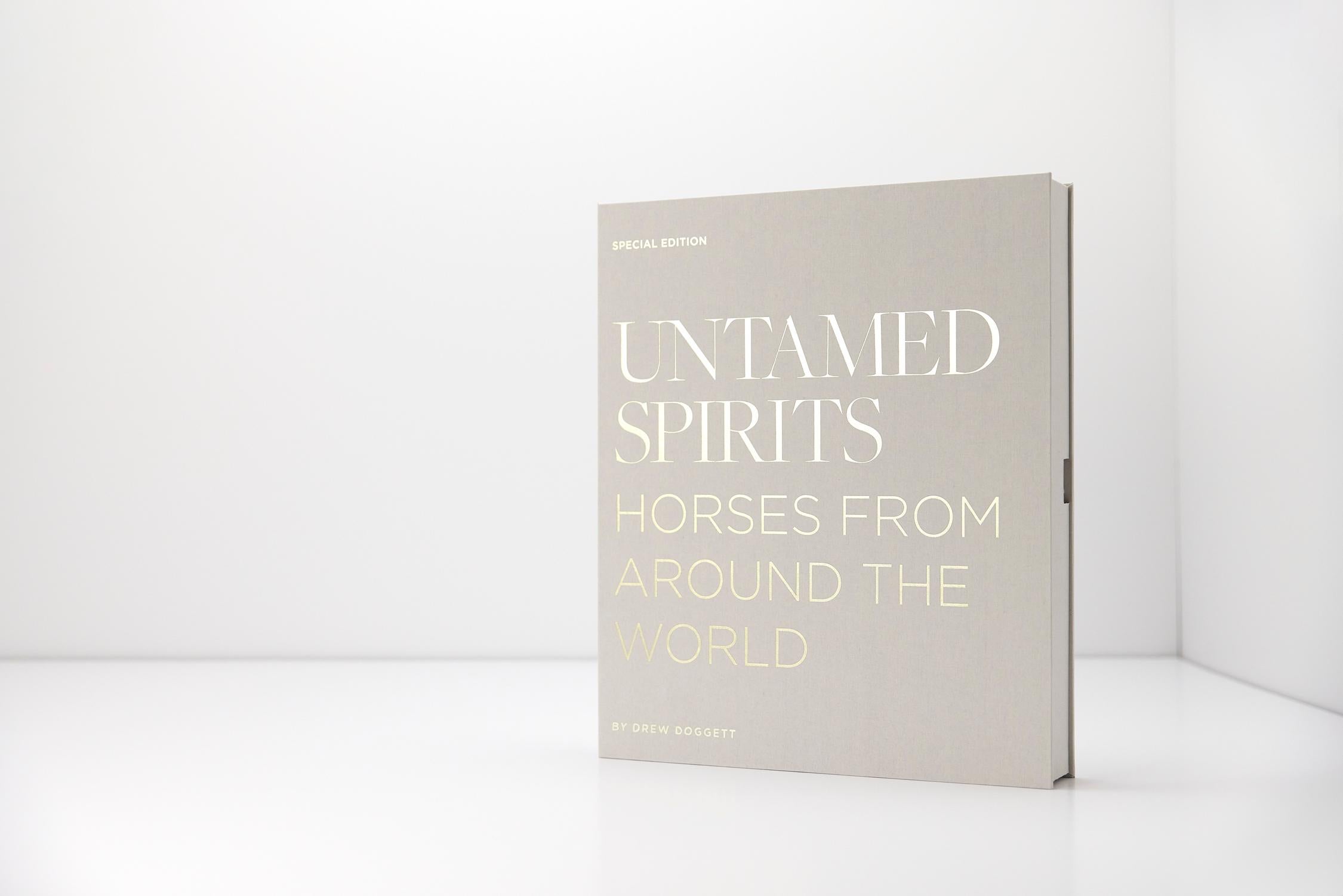 Informazioni sul libro in edizione speciale: Spiriti indomiti: Horses From Around the World è un libro fotografico completo che ti invita a un viaggio decennale intorno al mondo per documentare i cavalli più incredibili della Terra. Contiene oltre