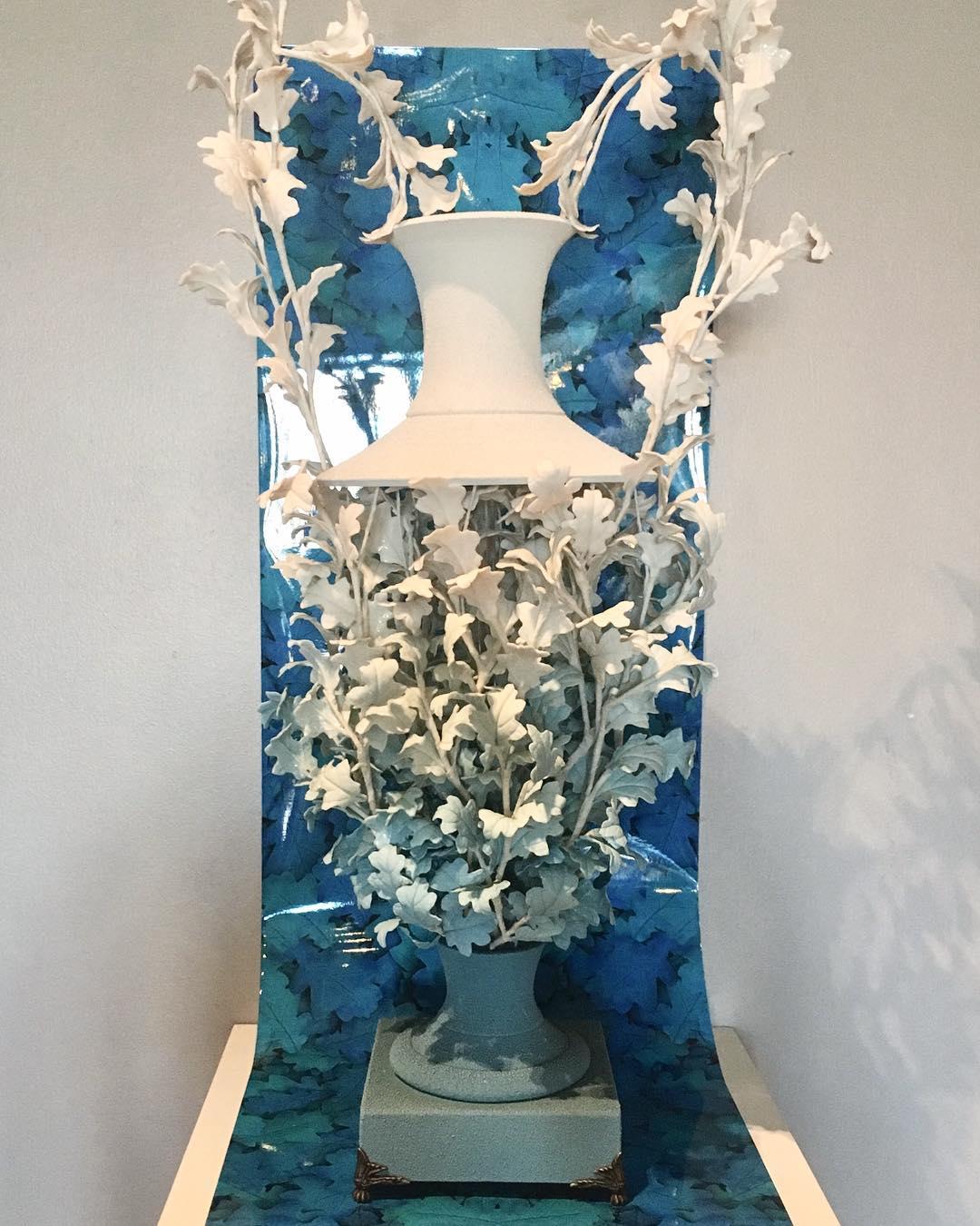 Zwei zeitgenössische Vasen-Wandskulpturen aus buntem, geblümtem Porzellan in Blau und Rosa – Sculpture von Collen Toledano