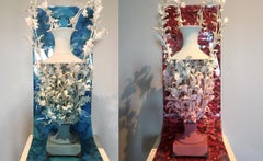 Paire de sculptures murales contemporaines de vases en porcelaine à fleurs colorées bleue et rose