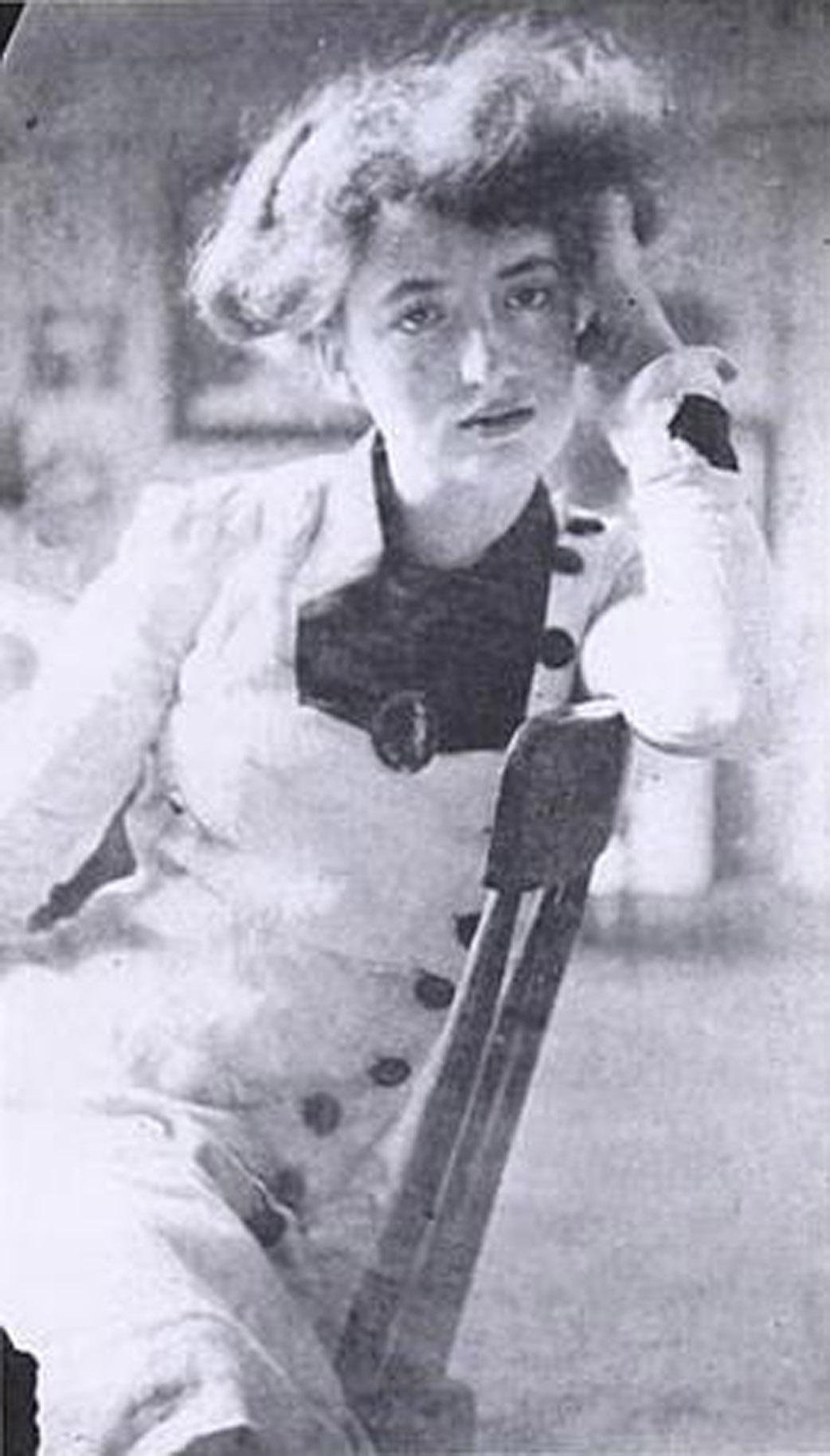 Porträt einer ruhenden jungen Dame (Marjorie Organ)
Schwarze Kreide auf Papier. ca. 1907
mit Tinte unterzeichnet von Henris Neffen, John C. LeClair, dem Nachlassverwalter von Henri
