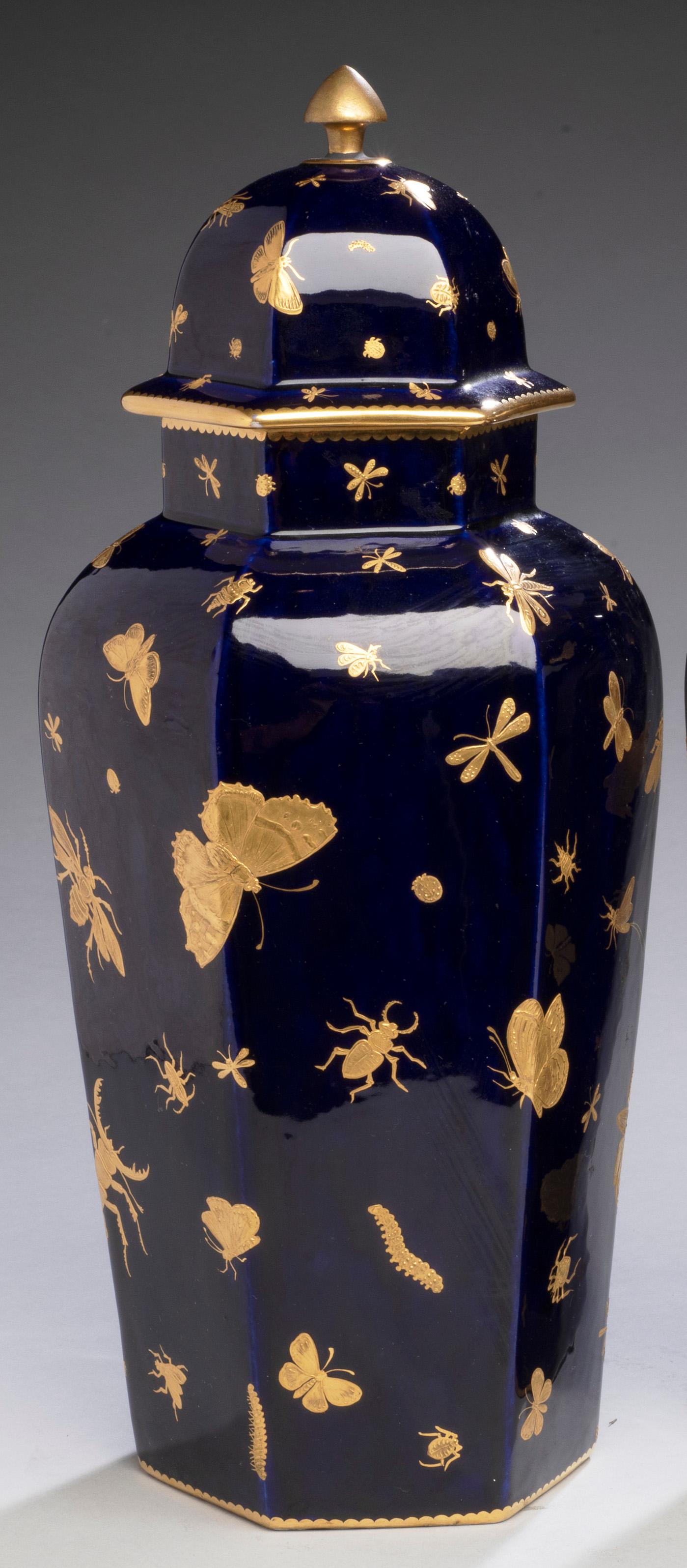 Paire de vases avec insectes dorés à l'ancienne
Angleterre, John Mortlock vers 1875
Porcelaine avec feuille d'or
15 pouces
 
La société Mortlock a été fondée en 1746 par John Mortlock I. Elle est restée une entreprise familiale avec les générations