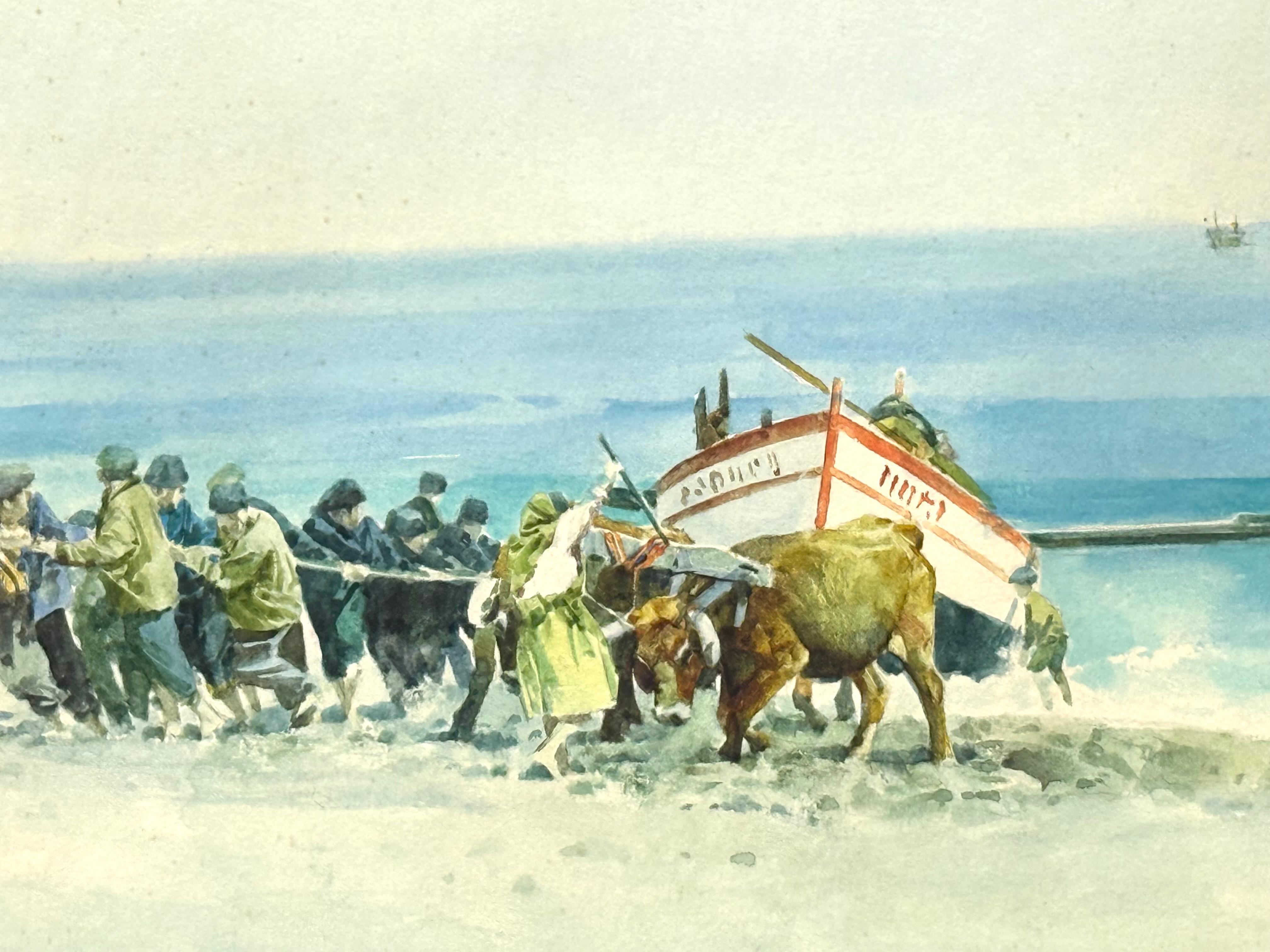 Aquarelle originale sur papier d'archives représentant un bateau de pêche tiré sur la plage par une équipe d'animaux et de villageois.  Dans un style académique. Signé par l'artiste et daté 1971 en bas à droite. D'après les archives des ventes aux