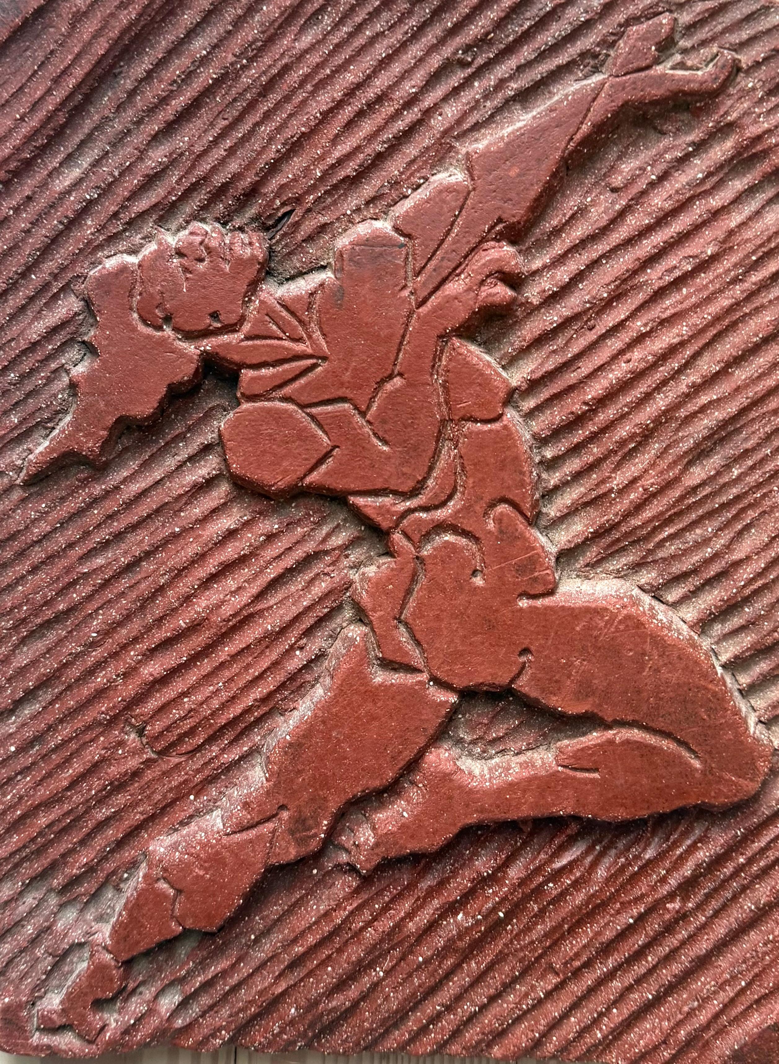 Très inhabituelle figure Art Deco entièrement sculptée à la main en cire dans une plaque murale suspendue. Non signée. Daté de novembre 1931 au verso. L
état est très bon.  Provenance :  Un collectionneur de Floride.