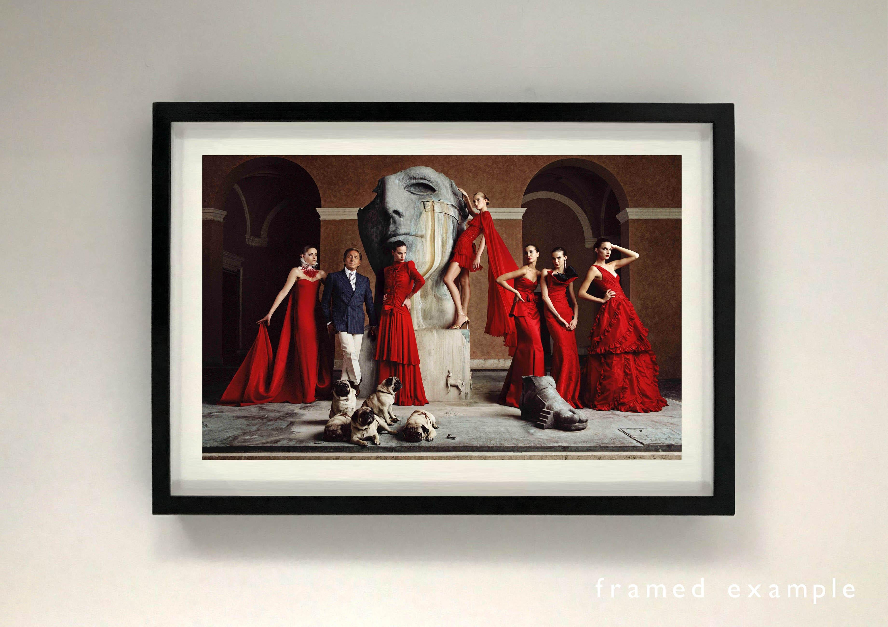 Lorenzo Agius - Valentino avec mannequin, photographie, couleur, séance de photos, 50,8 x 61 cm en vente 1