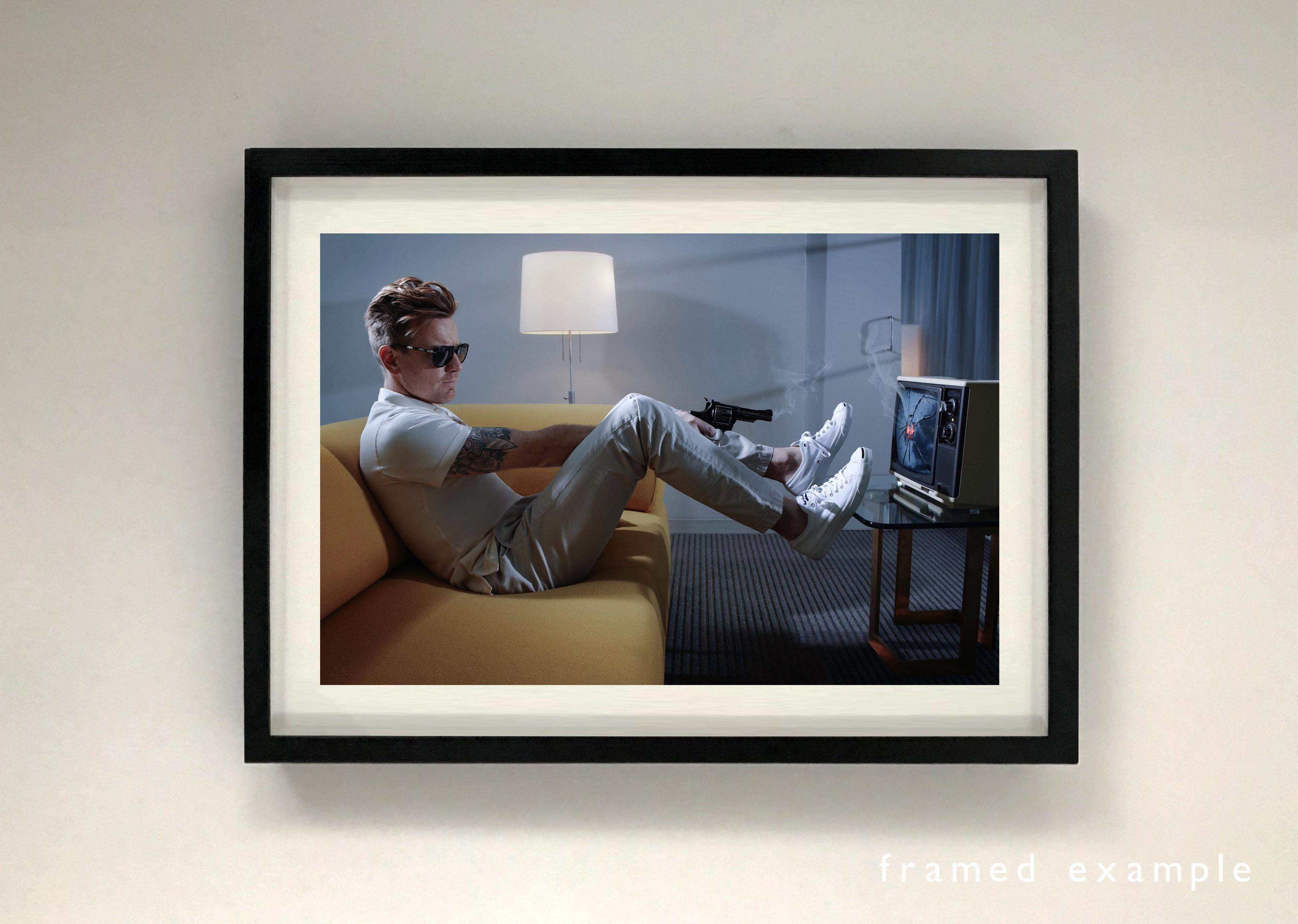 Lorenzo Agius - Ewan mit Waffe, Farbe, britisch, Ewan McGregor, modern, 30x40 in im Angebot 1