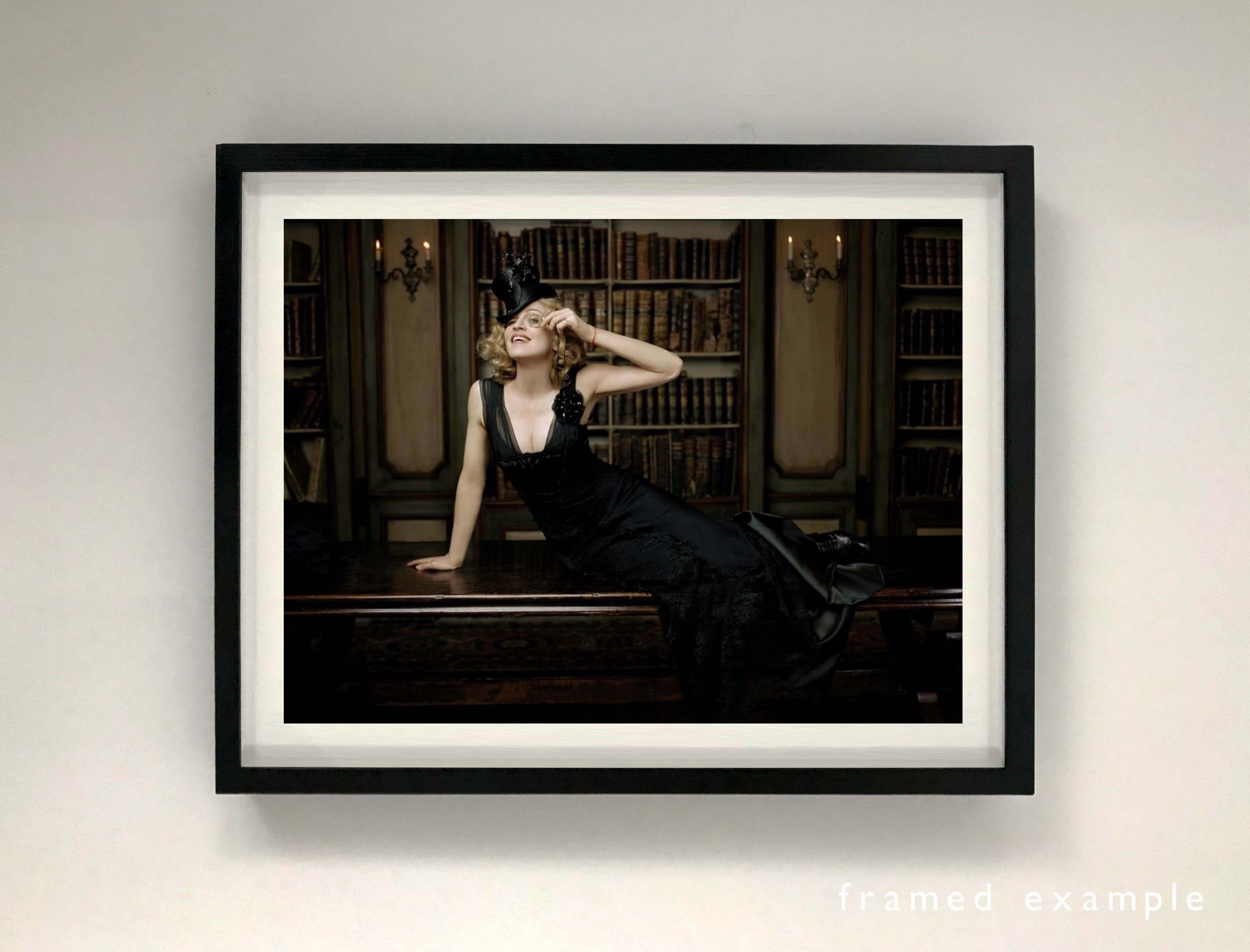 Lorenzo Agius - Madonna und der Monokel, Farbe, Fotografie, 30x40 Zoll im Angebot 1