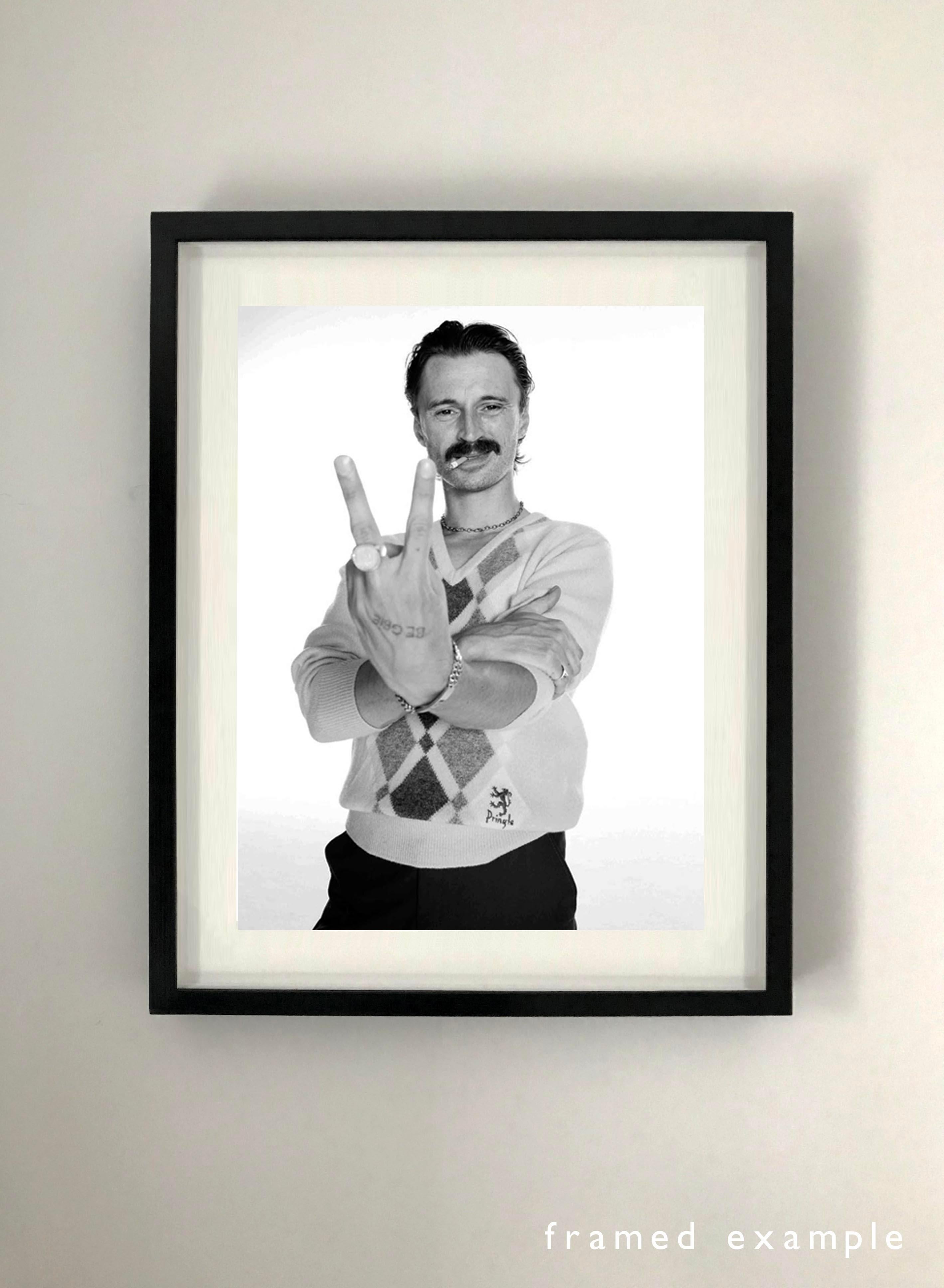 Lorenzo Agius - Robert als Begbie, Trainspotting, Britisch, Fotografie, 40x30 Zoll im Angebot 1