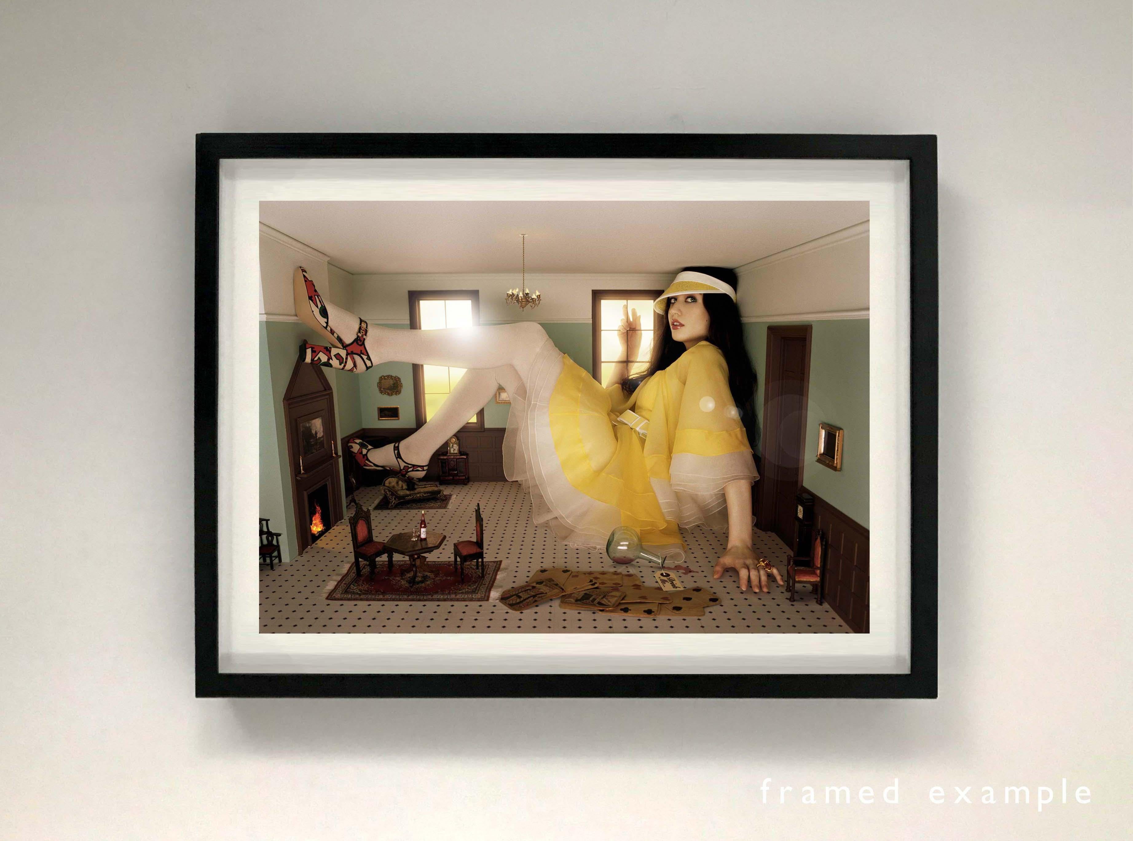 Lorenzo Agius - Lizzy Jagger, Puppenhaus, Farbe, Fotografie, 48x60 Zoll im Angebot 1