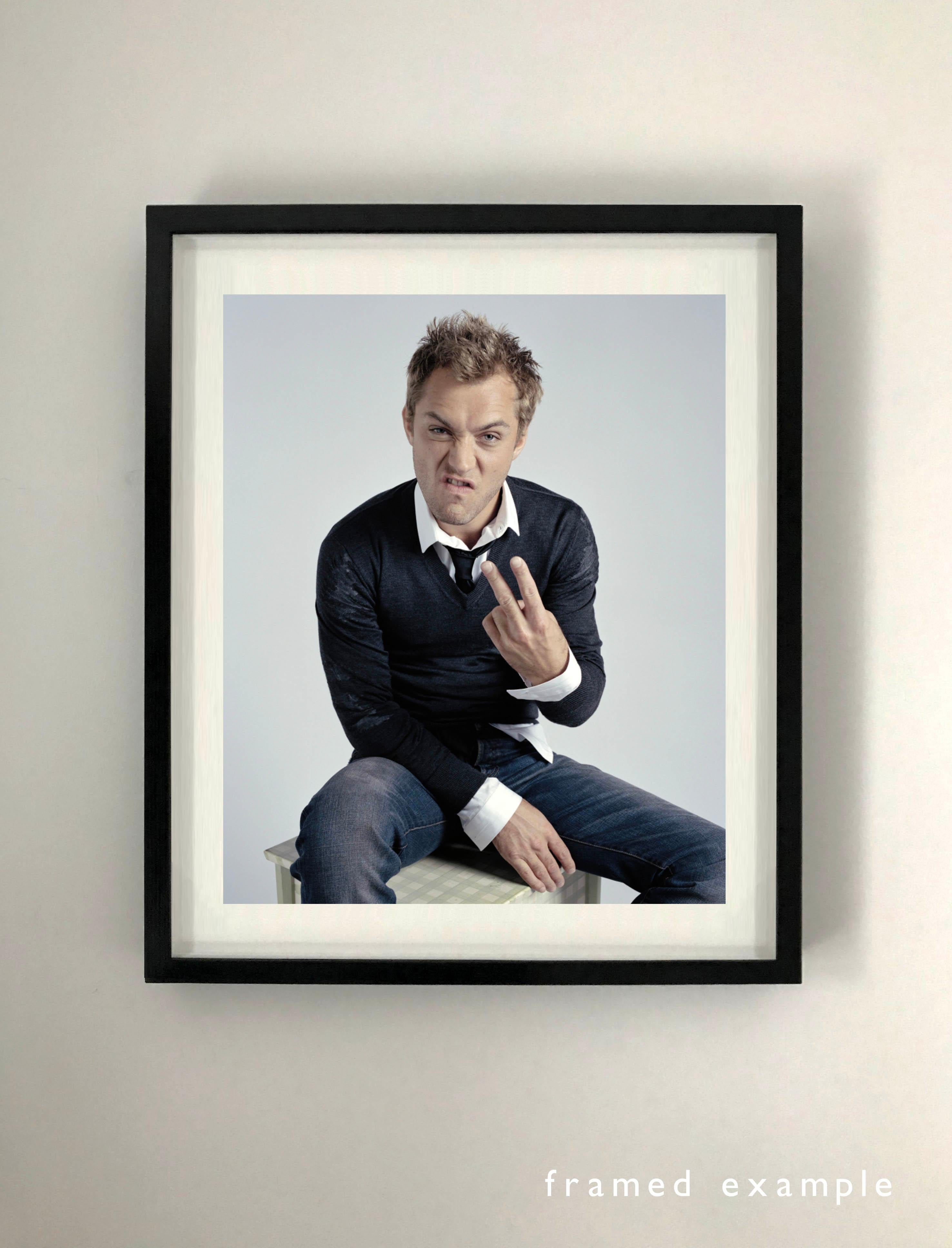 Lorenzo Agius - Jude, Britannique, Jude Law, couleur, portrait, couleur, 24x20 po. en vente 1