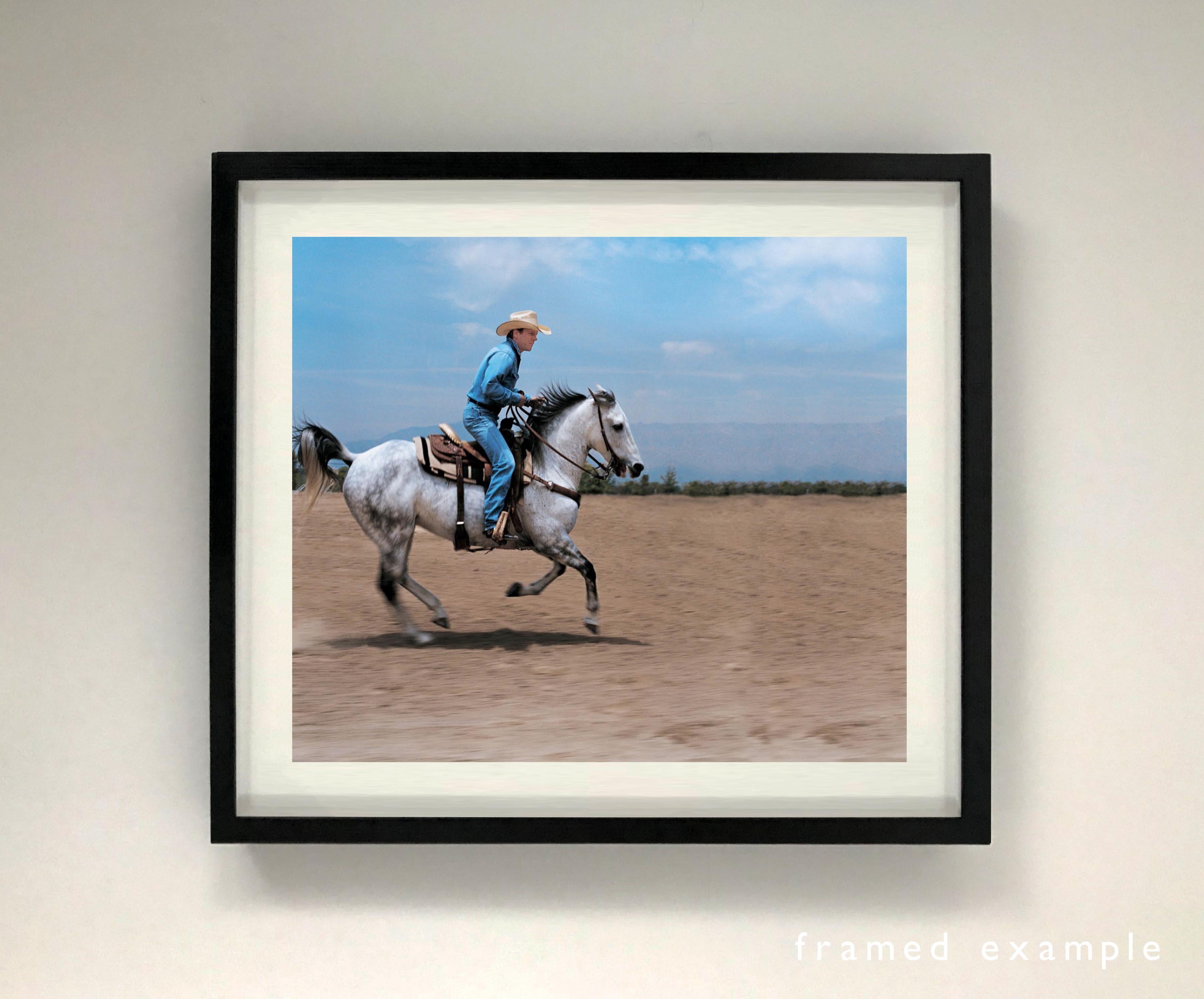 Lorenzo Agius - Kiefer Sutherland, Farbe, Pferd, Reiten, Western, 48x60 Zoll im Angebot 1