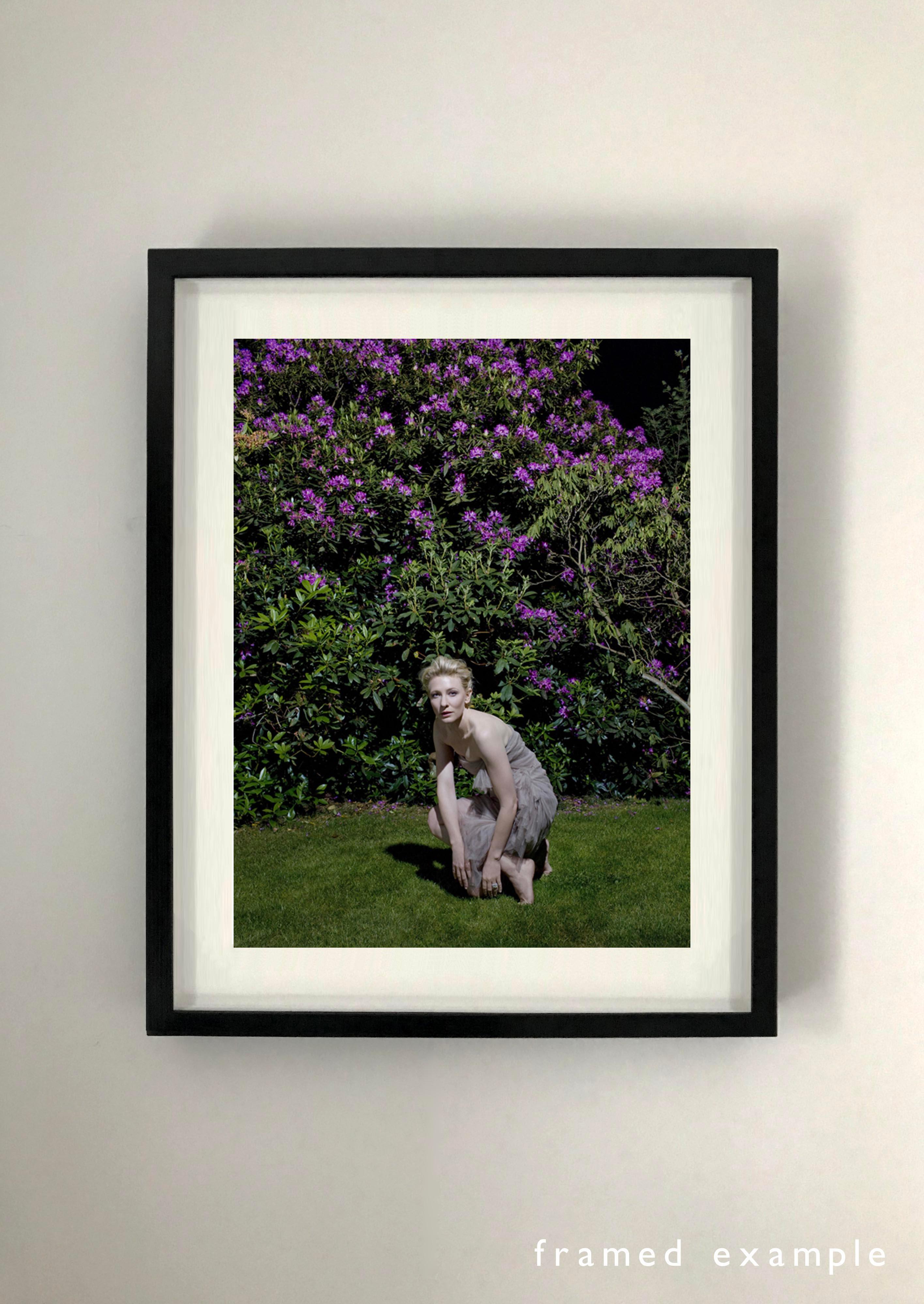 Lorenzo Agius - Cate Blanchett, Farbe, Porträt, Figur, Garten, 40x30 Zoll. im Angebot 1