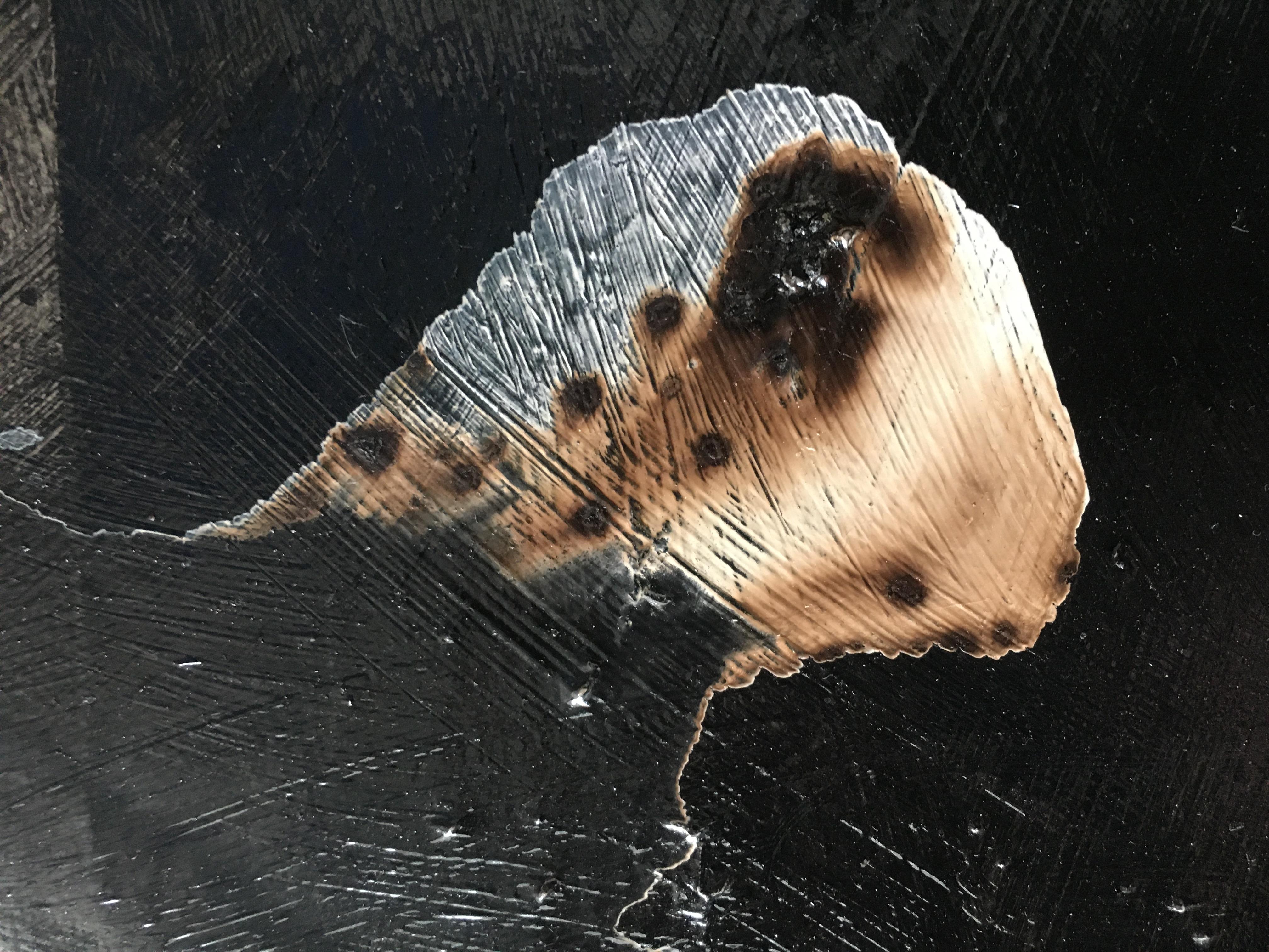 Questo quadro astratto coinvolge i lati della composizione con materiali misti e sgocciolamenti di vernice e si mostra al meglio se non incorniciato. La superficie è stratificata con una buona quantità di texture, tra cui le impronte digitali