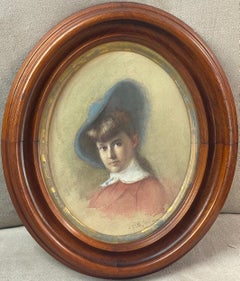 Portrait à l'aquarelle d'une jeune femme portant un chapeau bleu et une robe rose, cadre ancien