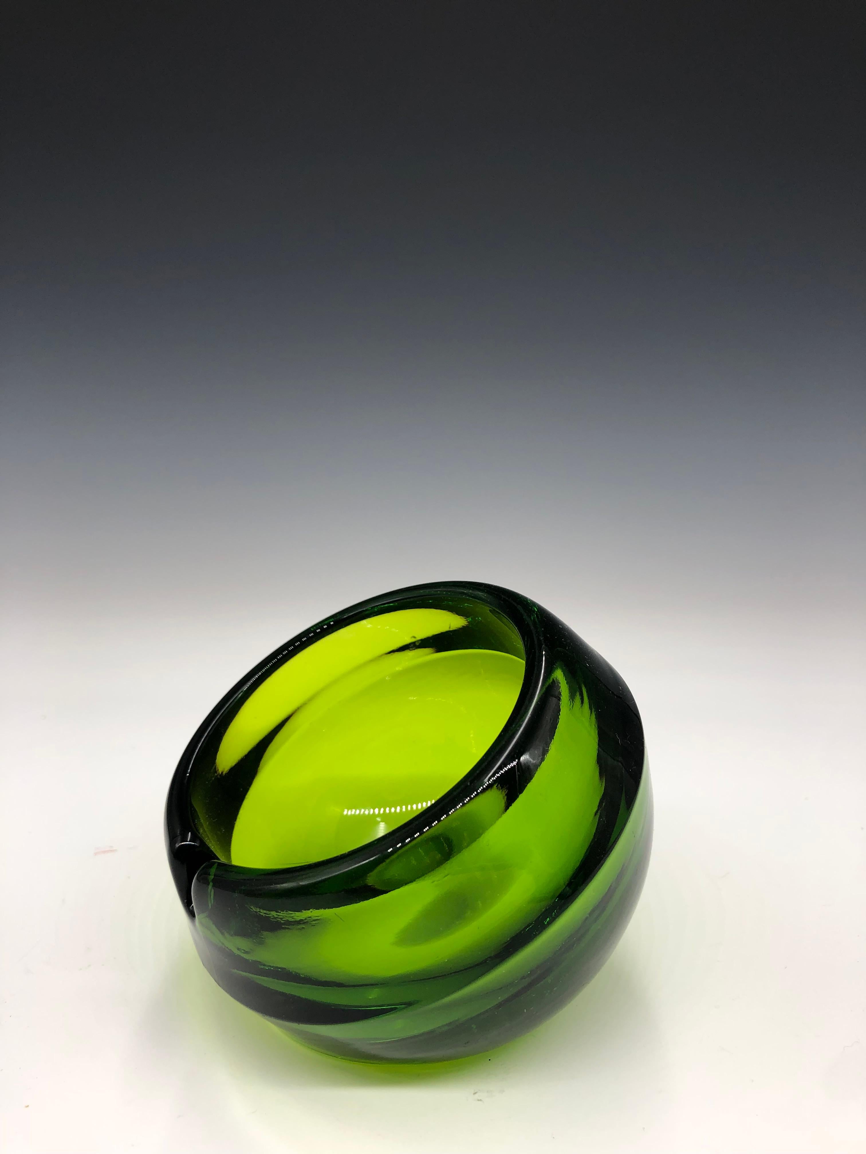 Posacenere a forma di orbita in vetro verde vichingo del 1960, Mid Century Modern - Art Moderno di Unknown