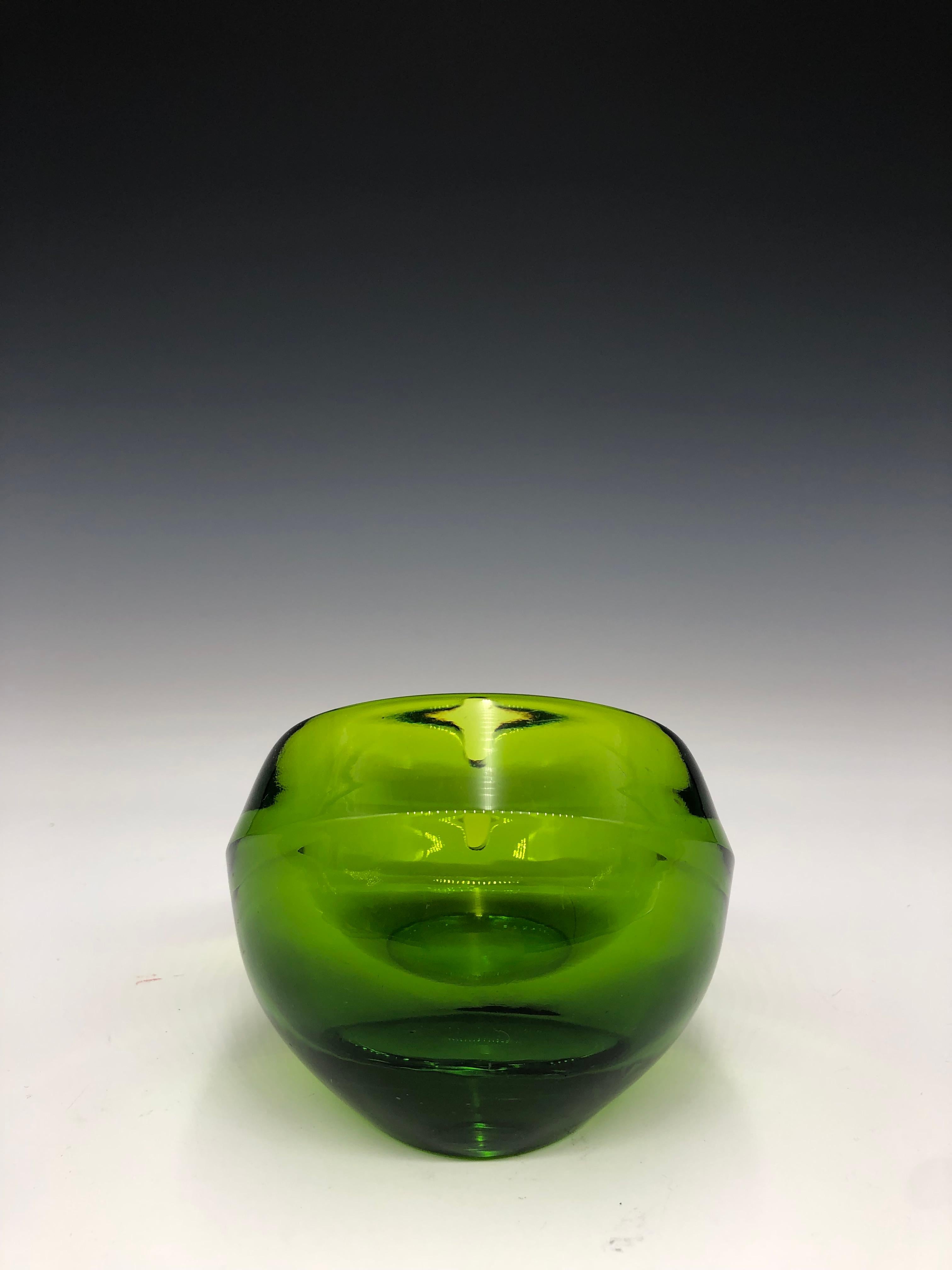 Bellissimo posacenere a forma di orbita in vetro verde con base piatta. Progettato e realizzato a metà del XX secolo (1950-1960) da Viking Art Glass. La sfera misura 4 pollici di larghezza, 4 pollici di profondità e 3,5 pollici di altezza.