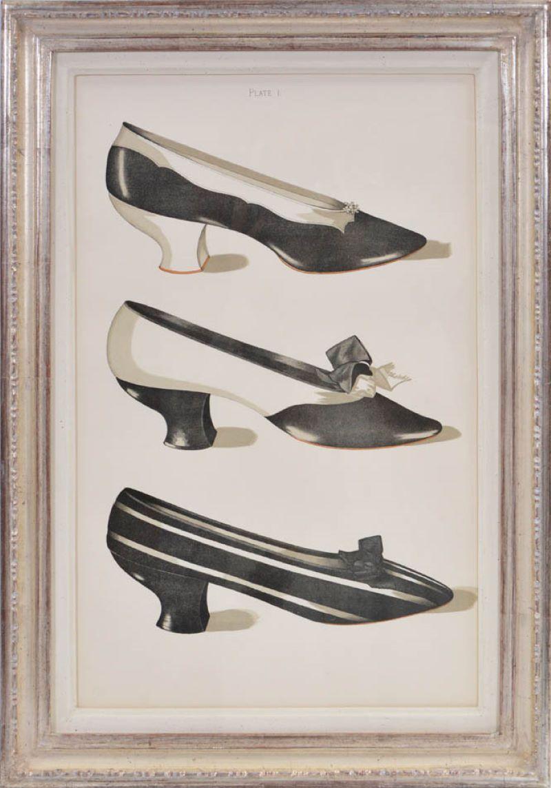 Un groupe de six illustrations chromolithographiées de chaussures, certaines imprimées avec des encres d'or et d'argent. 
[Publié : David Douglas, Edinburgh, 1900].

Plaques extraites d'une première édition rare illustrant la mode du XIXe siècle :