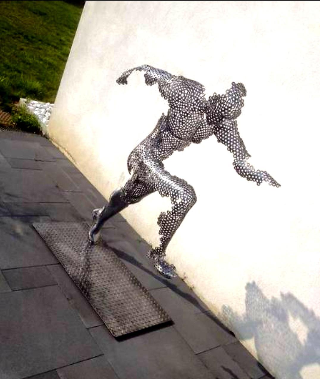 VYKI - The Runner XL Steel Sculpture   For Sale 1