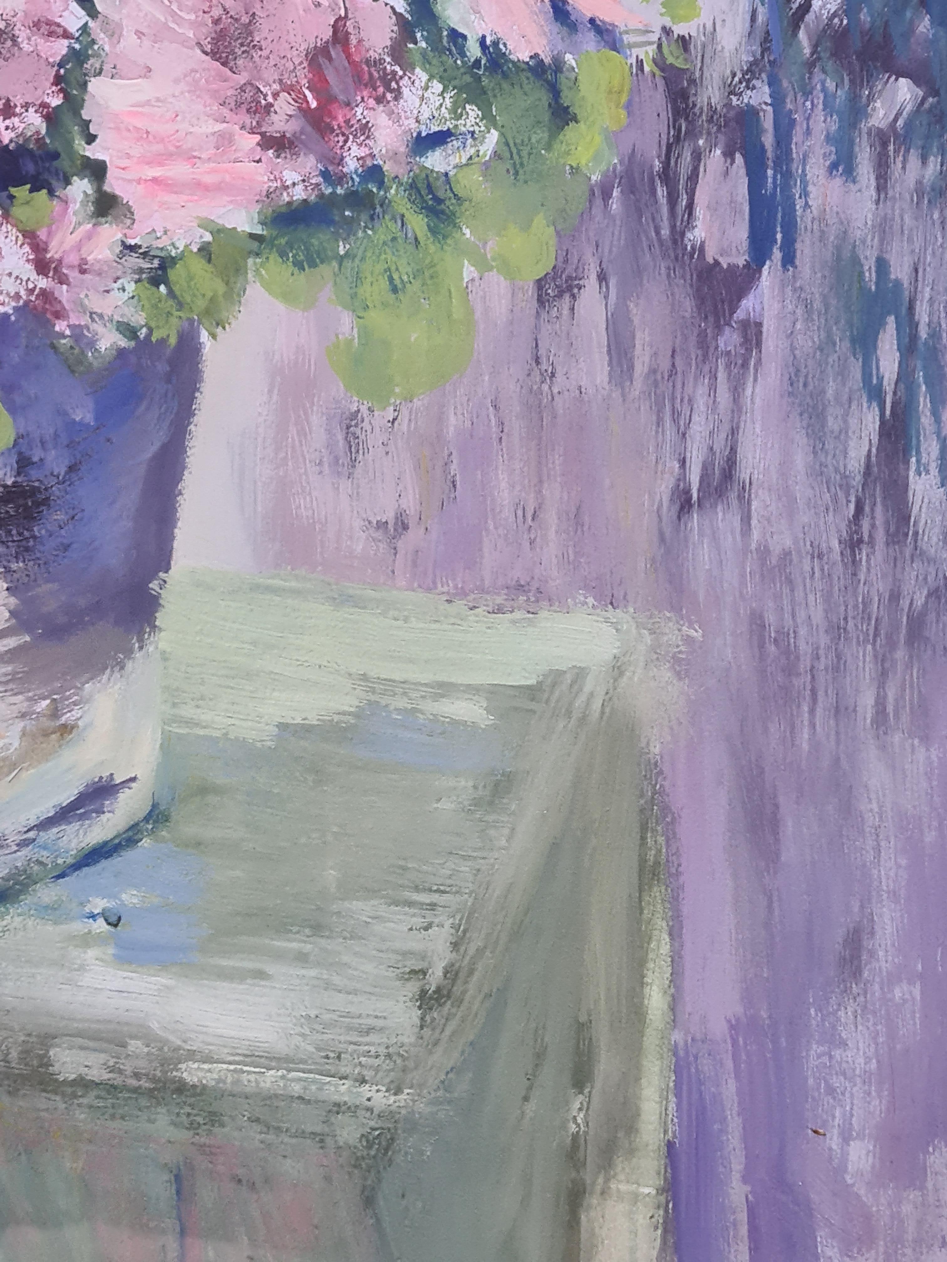 Ein Aquarell und Gouache auf Papier von rosa Chrysanthemen oder Oillets in einer Vase. Das Gemälde ist unten rechts monogrammiert, aber noch nicht entziffert. Das Gemälde ist in einem modernen Metallrahmen unter Glas gerahmt.

Eine sehr charmante