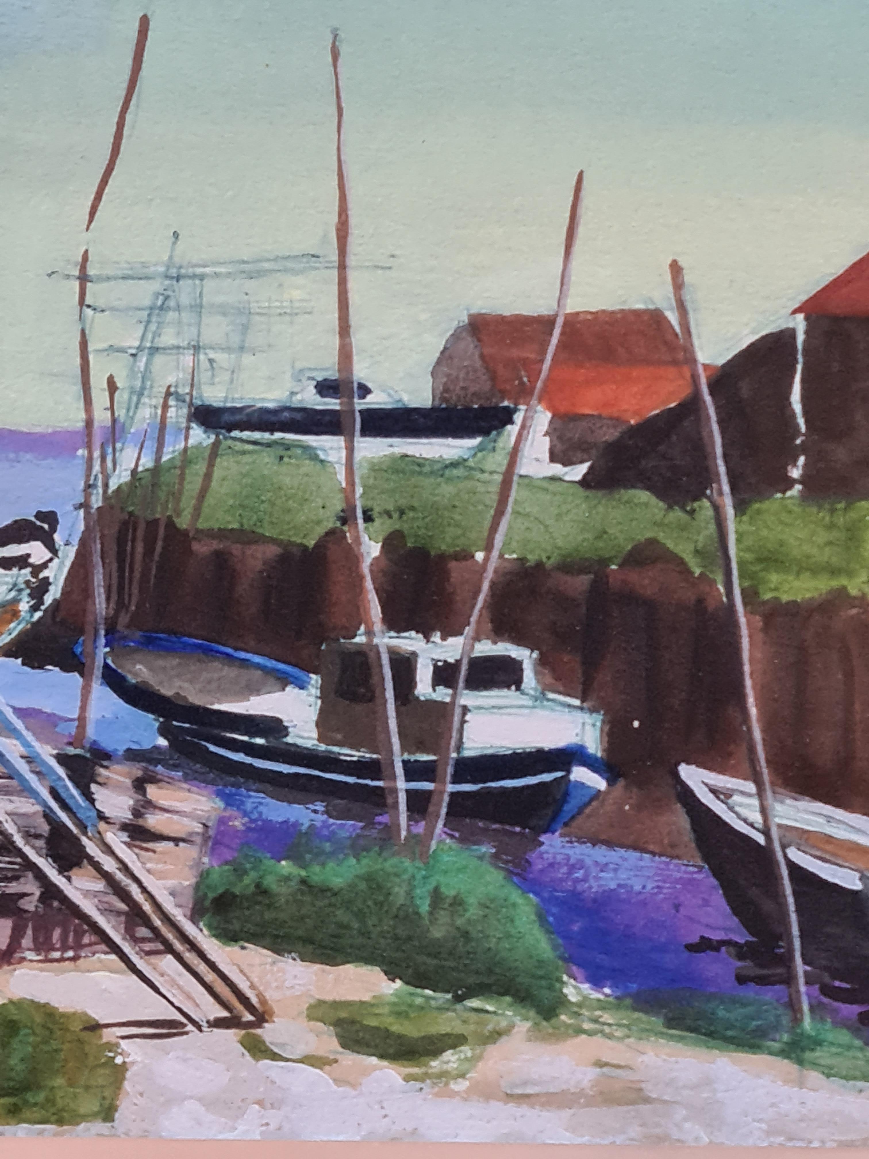 Aquarellansicht von Booten in einem Hafen mit Blick aufs Meer des französischen Malers Jean-Paul Claveau. Das Gemälde ist unten links signiert und datiert und wird in einem bemalten Holzrahmen mit Passepartout unter Glas präsentiert.

Eine helle und