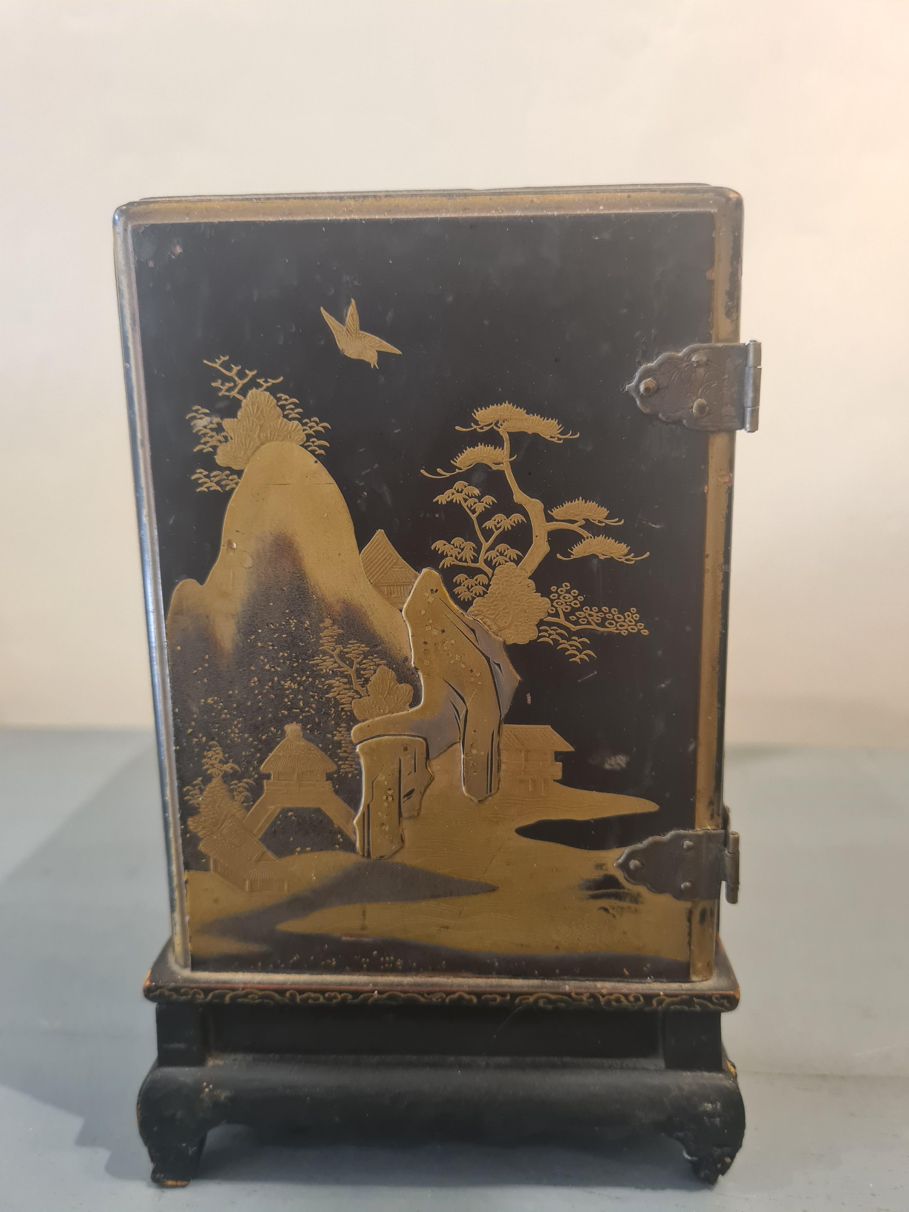 Paire d'armoires japonaises laquées Maki-e Période Meiji 漆器 蒔絵 塗物 漆塗 en vente 6