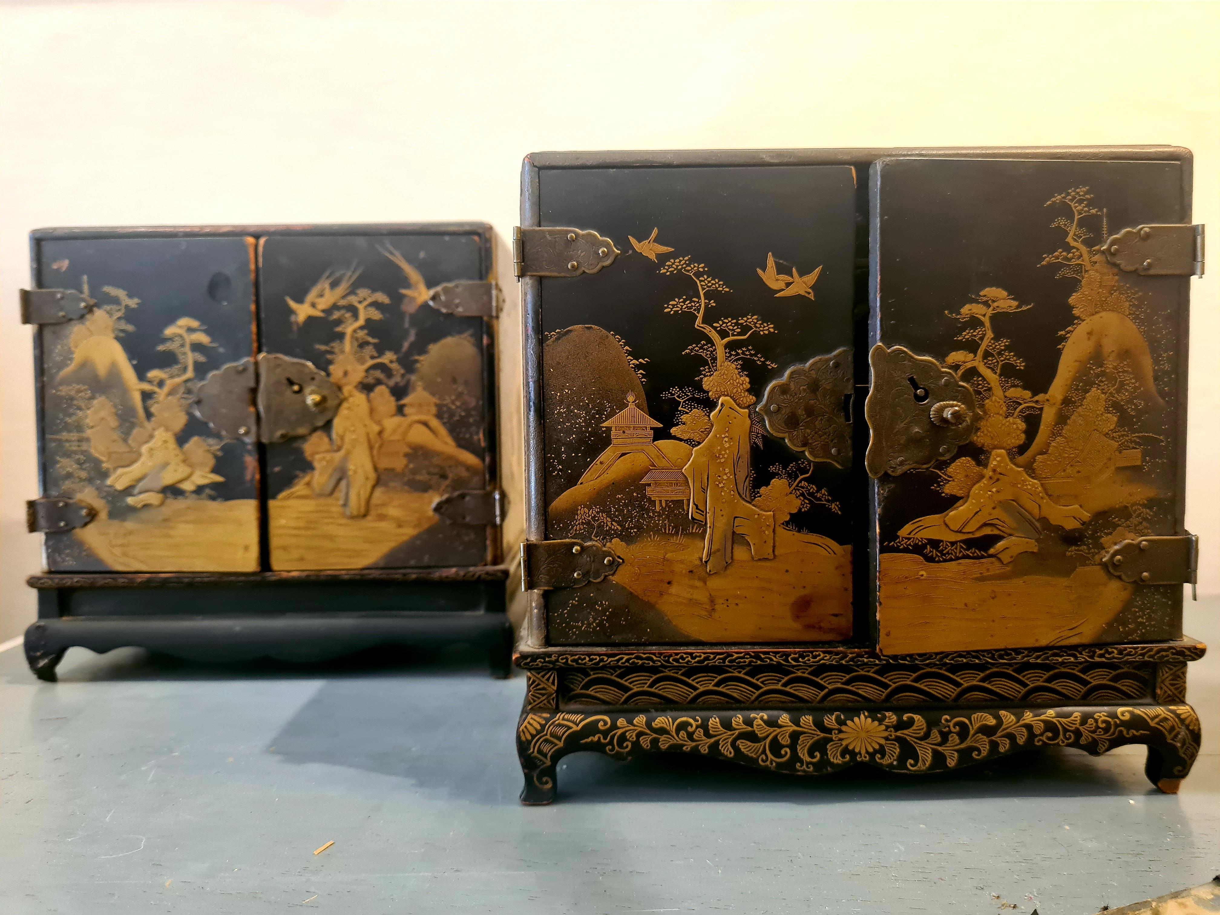 Paire d'armoires japonaises laquées Maki-e Période Meiji 漆器 蒔絵 塗物 漆塗 - Edo Sculpture par Unknown