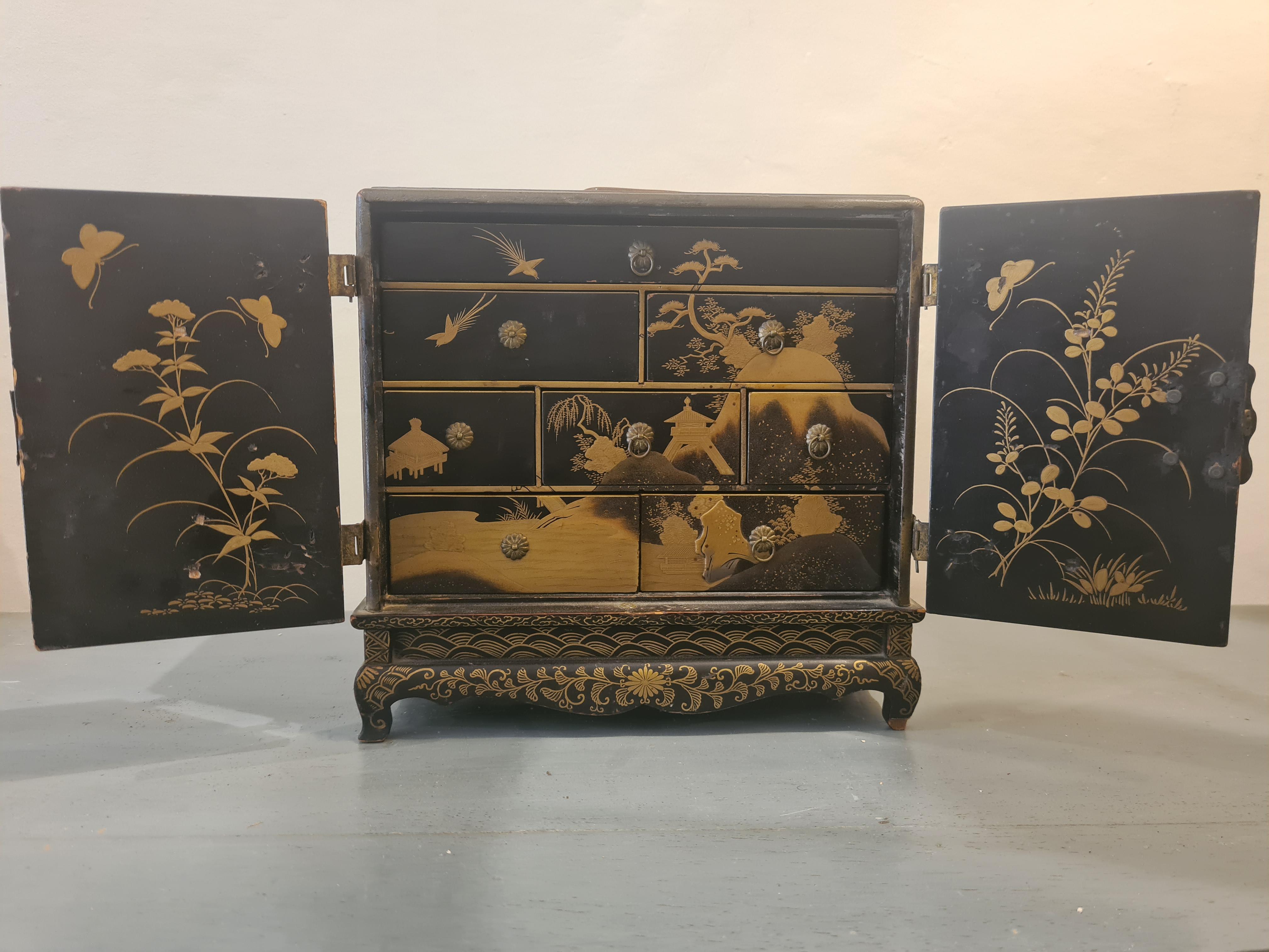 Paire d'armoires japonaises laquées Maki-e Période Meiji 漆器 蒔絵 塗物 漆塗 - Sculpture de Unknown