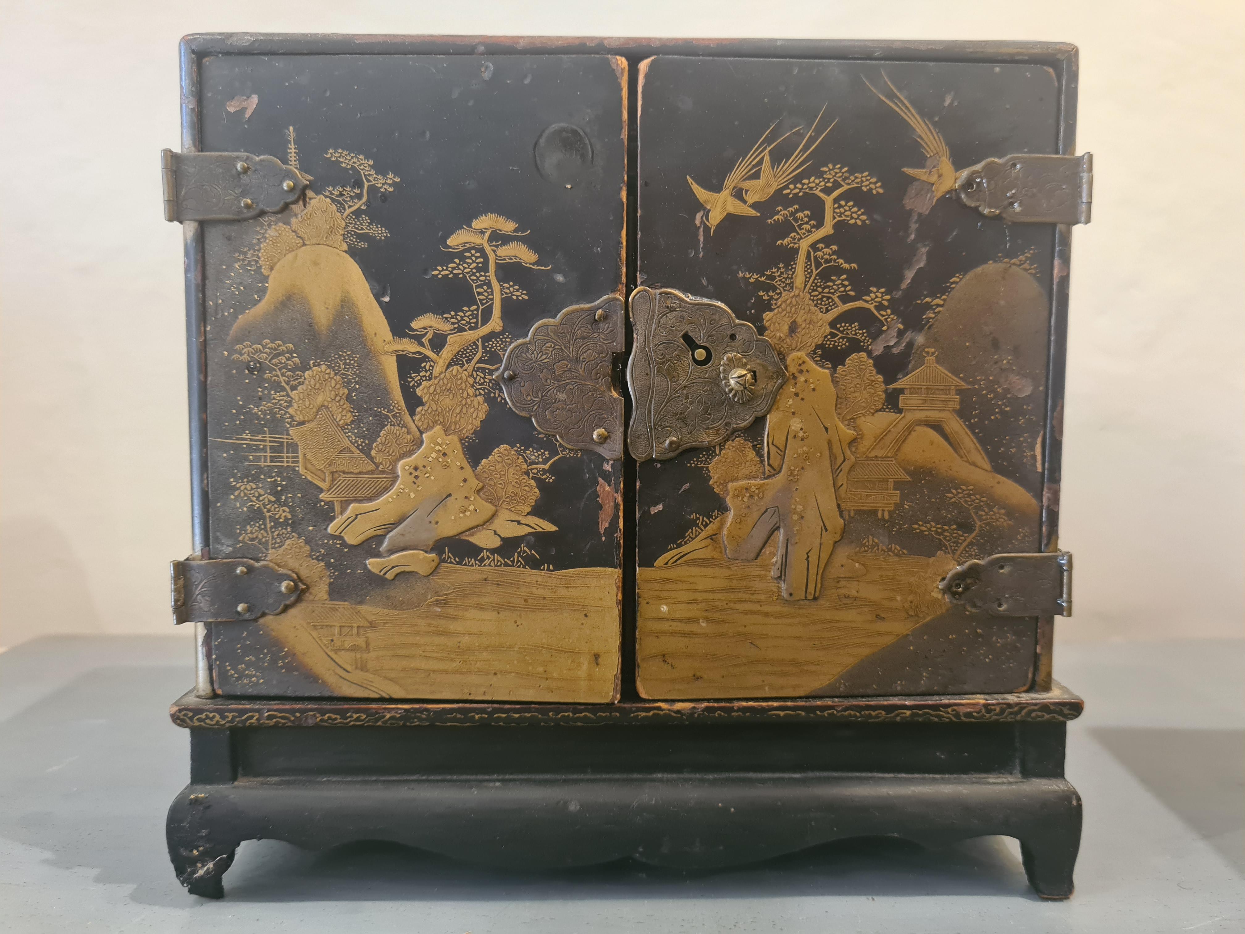 Paire d'armoires japonaises laquées Maki-e Période Meiji 漆器 蒔絵 塗物 漆塗 en vente 2