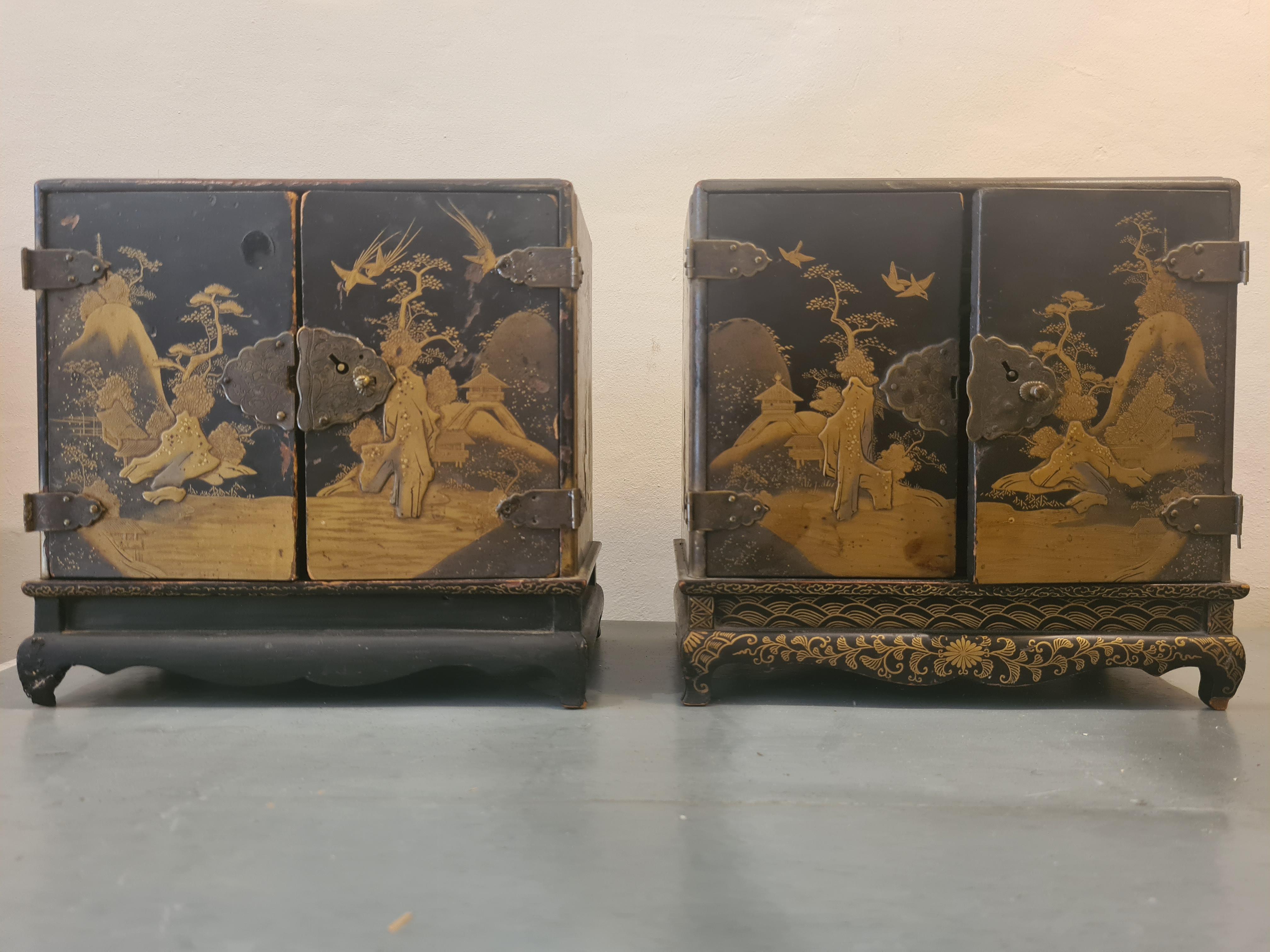 Paire d'armoires japonaises laquées Maki-e Période Meiji 漆器 蒔絵 塗物 漆塗 - Marron Still-Life Sculpture par Unknown