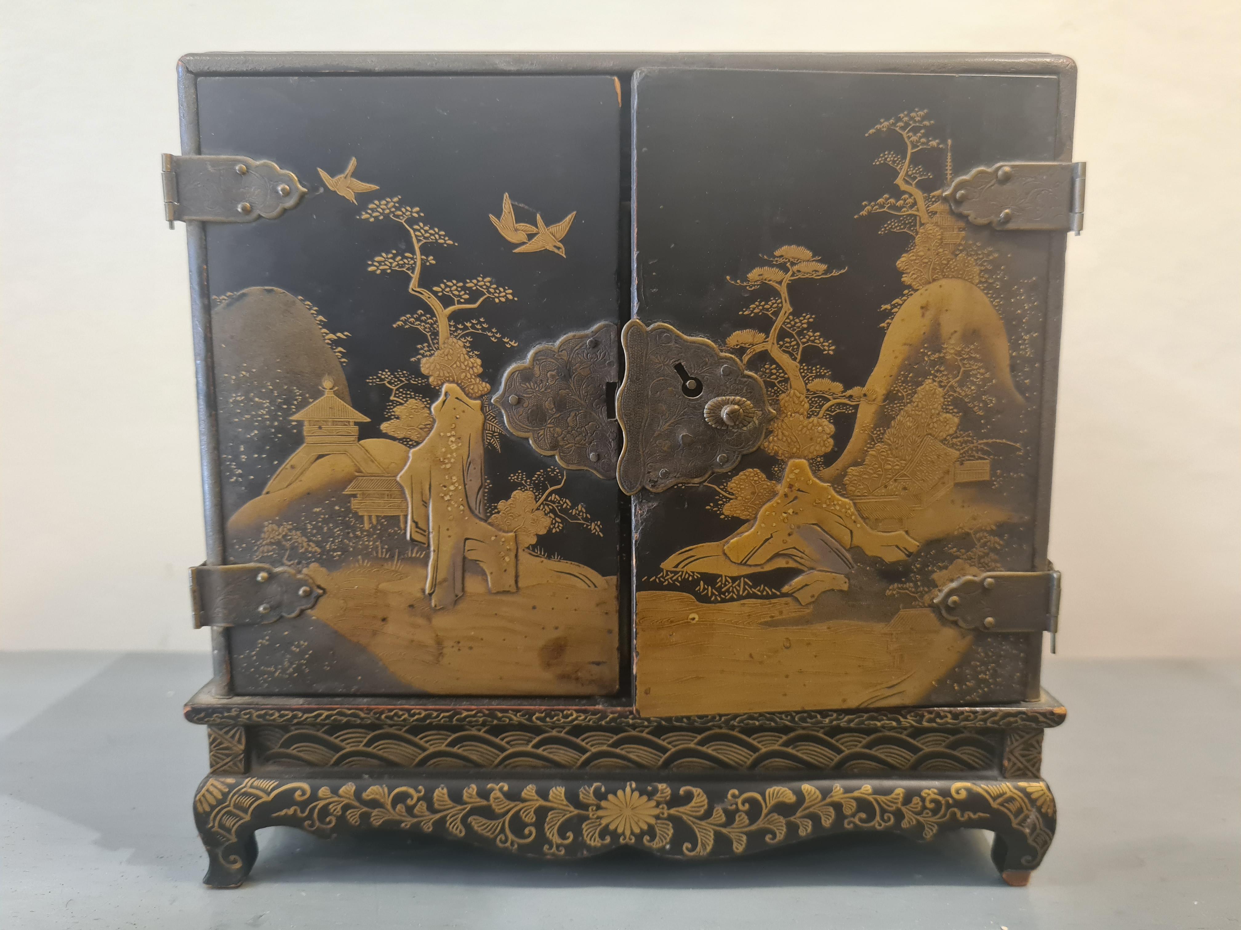 Paire d'armoires miniatures en laque (漆器, shikki) de la période Meiji, fin du XIXe siècle, sur pied. Les panneaux décoratifs sont de très belle qualité. Les armoires sont une 